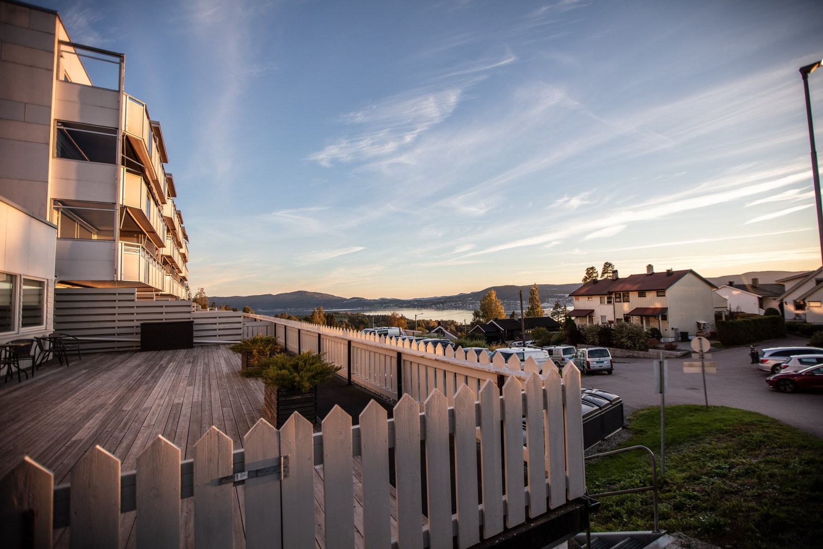 Felles terrasse ved grendehuset som man kan leie til selskap og arrangementer Galleribilde