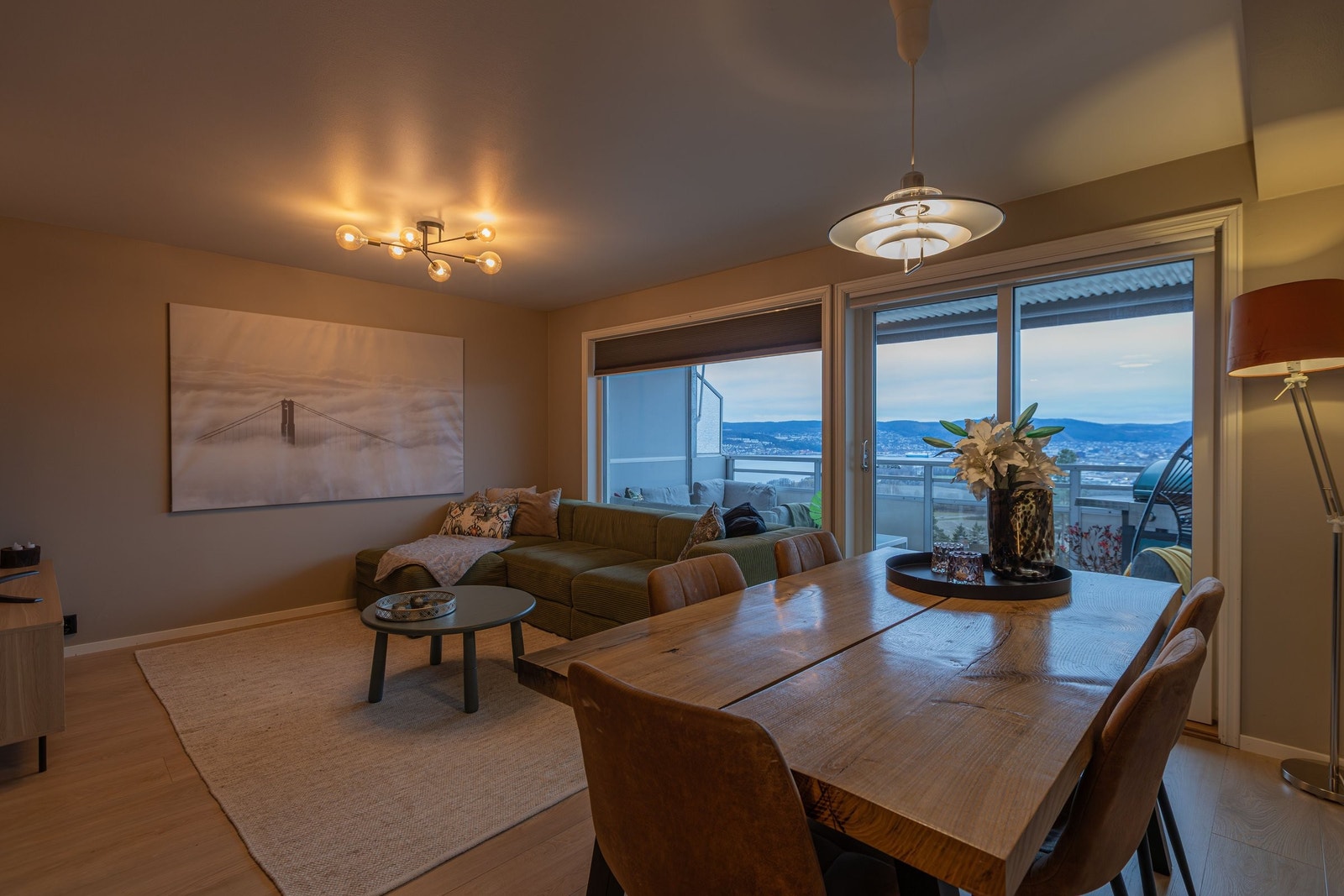 Store vindusflater slipper inn rikelig med dagslys Galleribilde