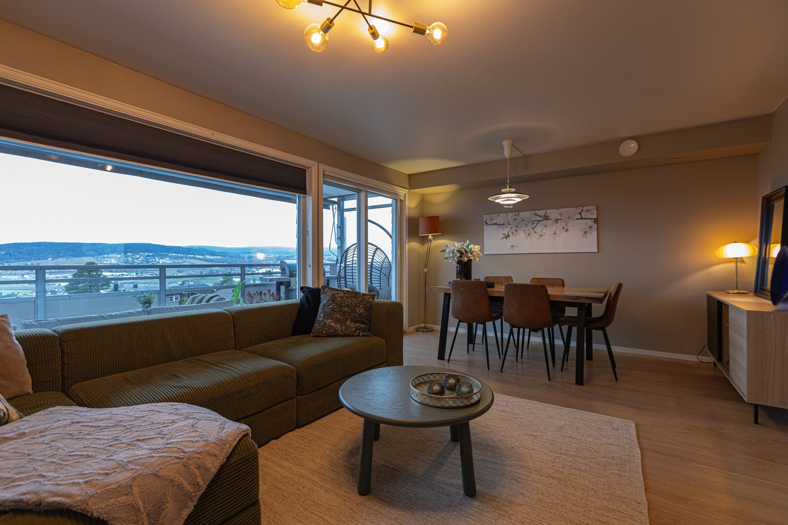 Sosial planløsning med naturlig plass til både spisebord og sofakrok Galleribilde