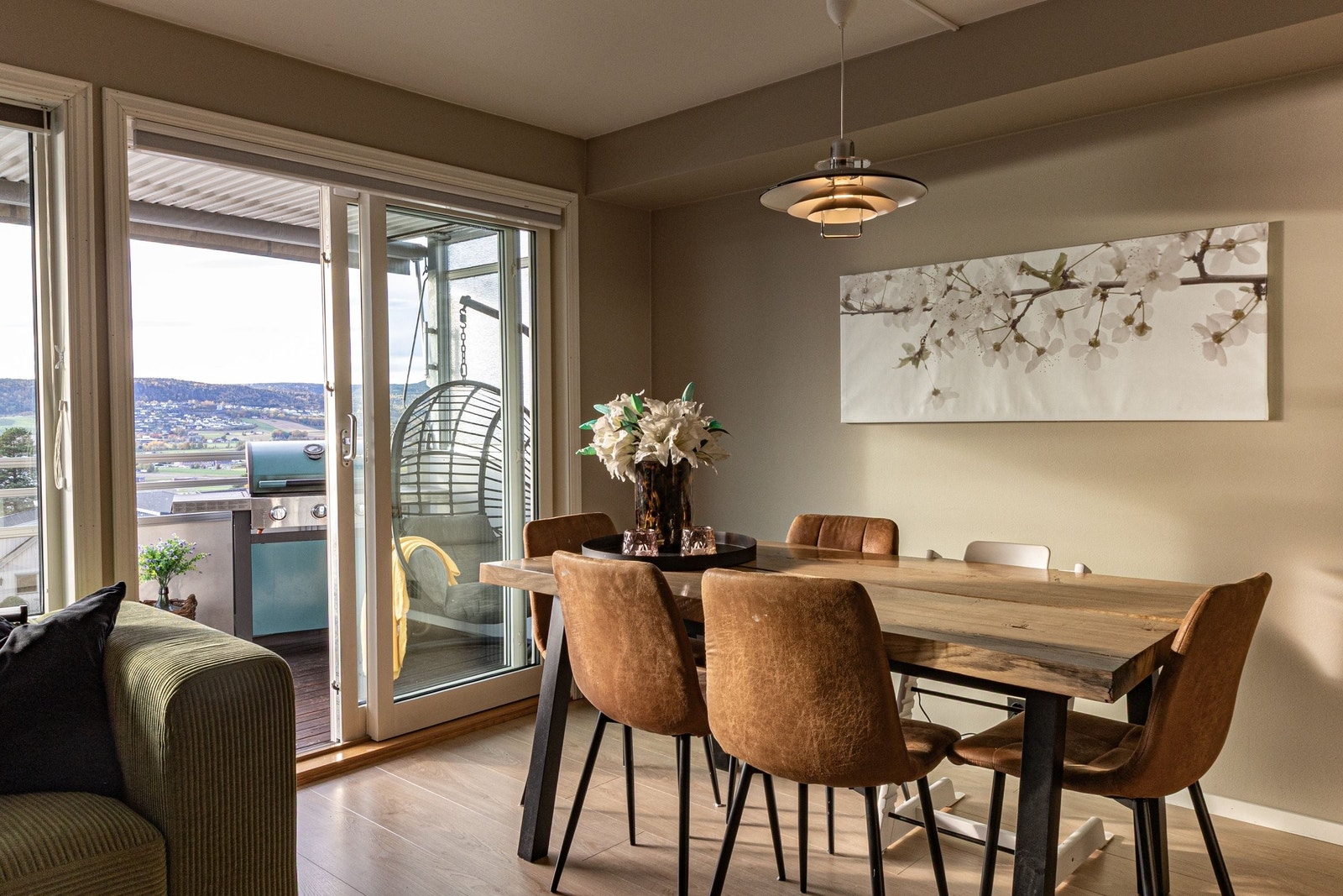 Lys og luftig spisestue med utgang til vestvendt balkong Galleribilde