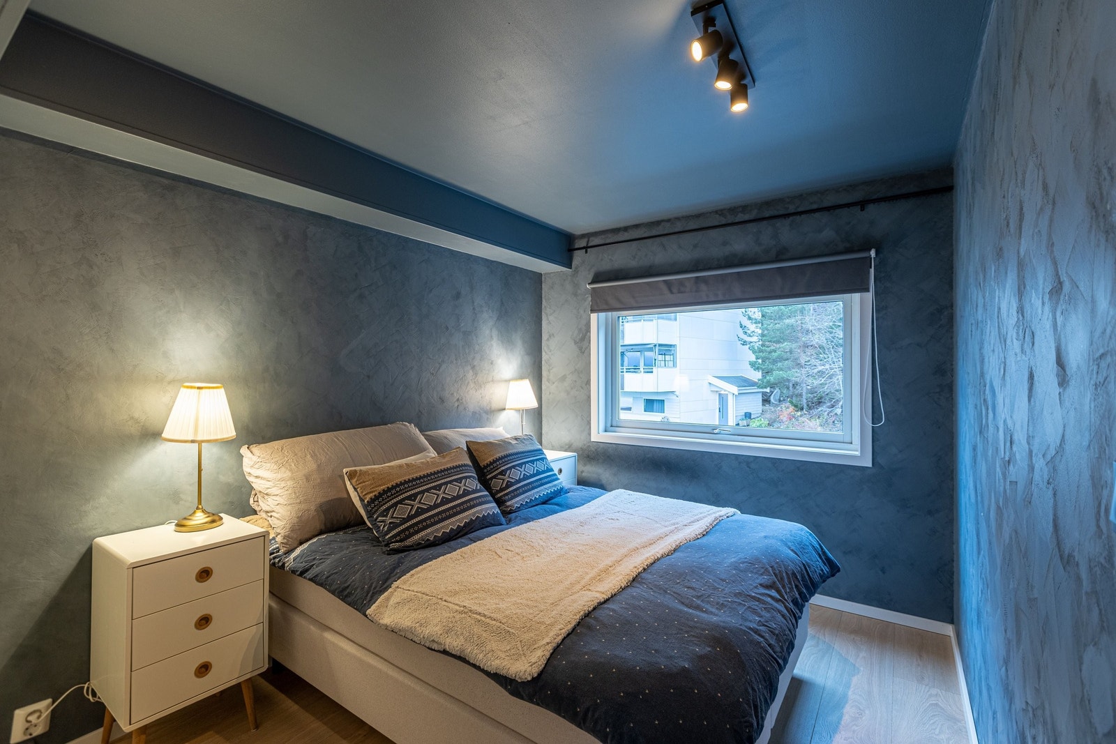 Lunt og innbydende soverom med god plass til dobbeltseng og innebygd garderobe Galleribilde