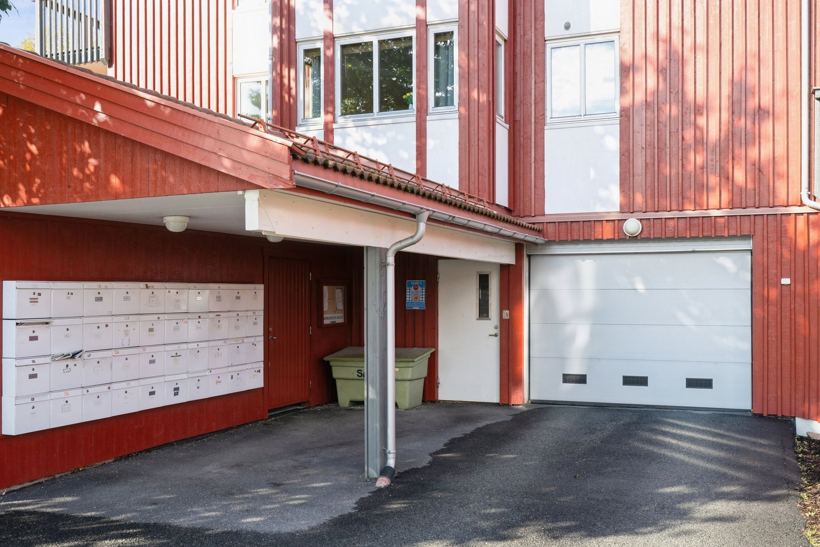 Inngangsparti blokka/Postkasser/Søppelrom Galleribilde