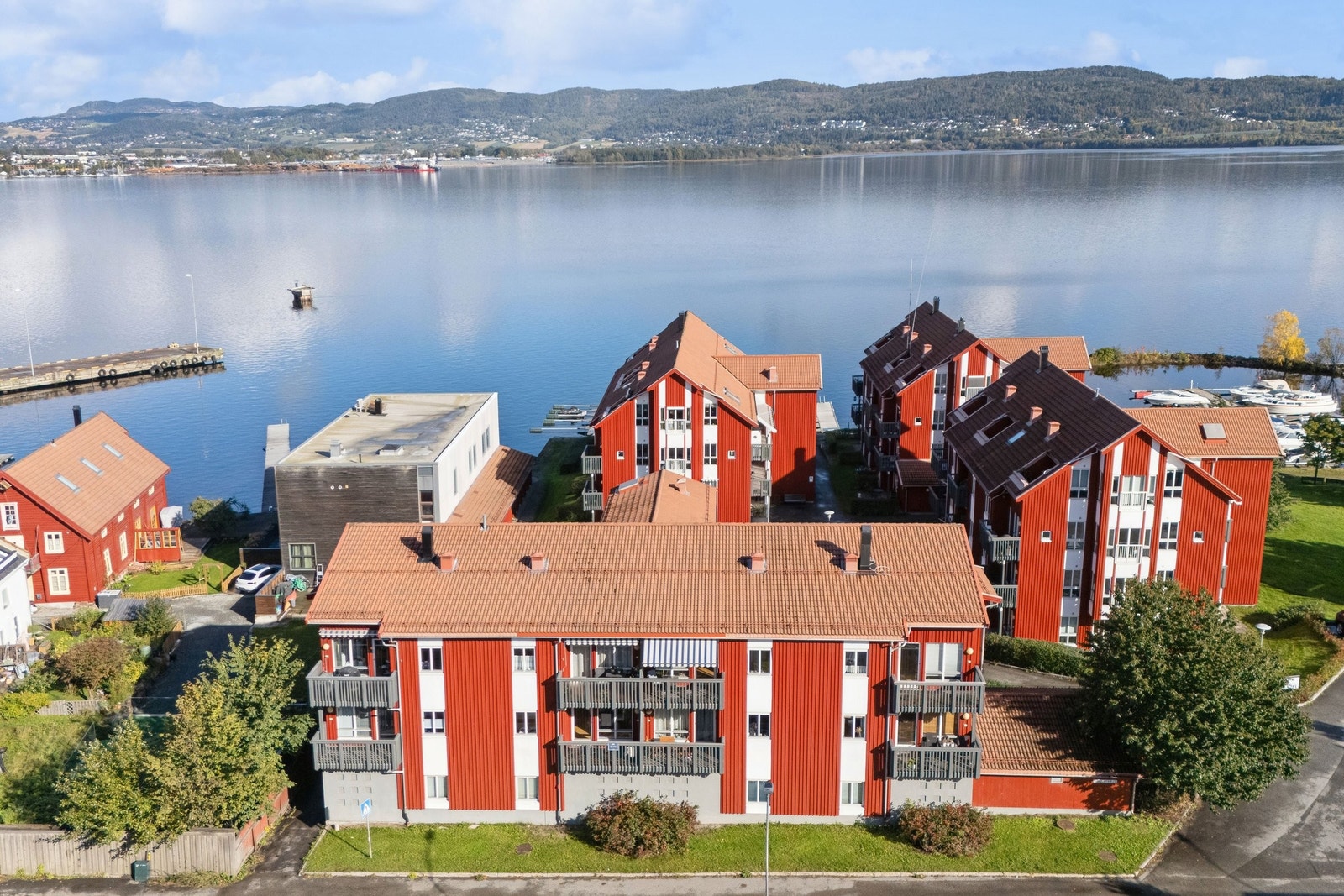 Blokka/Tangen Brygge. Leiligheten med til salgs-skilt på balkongen. Galleribilde
