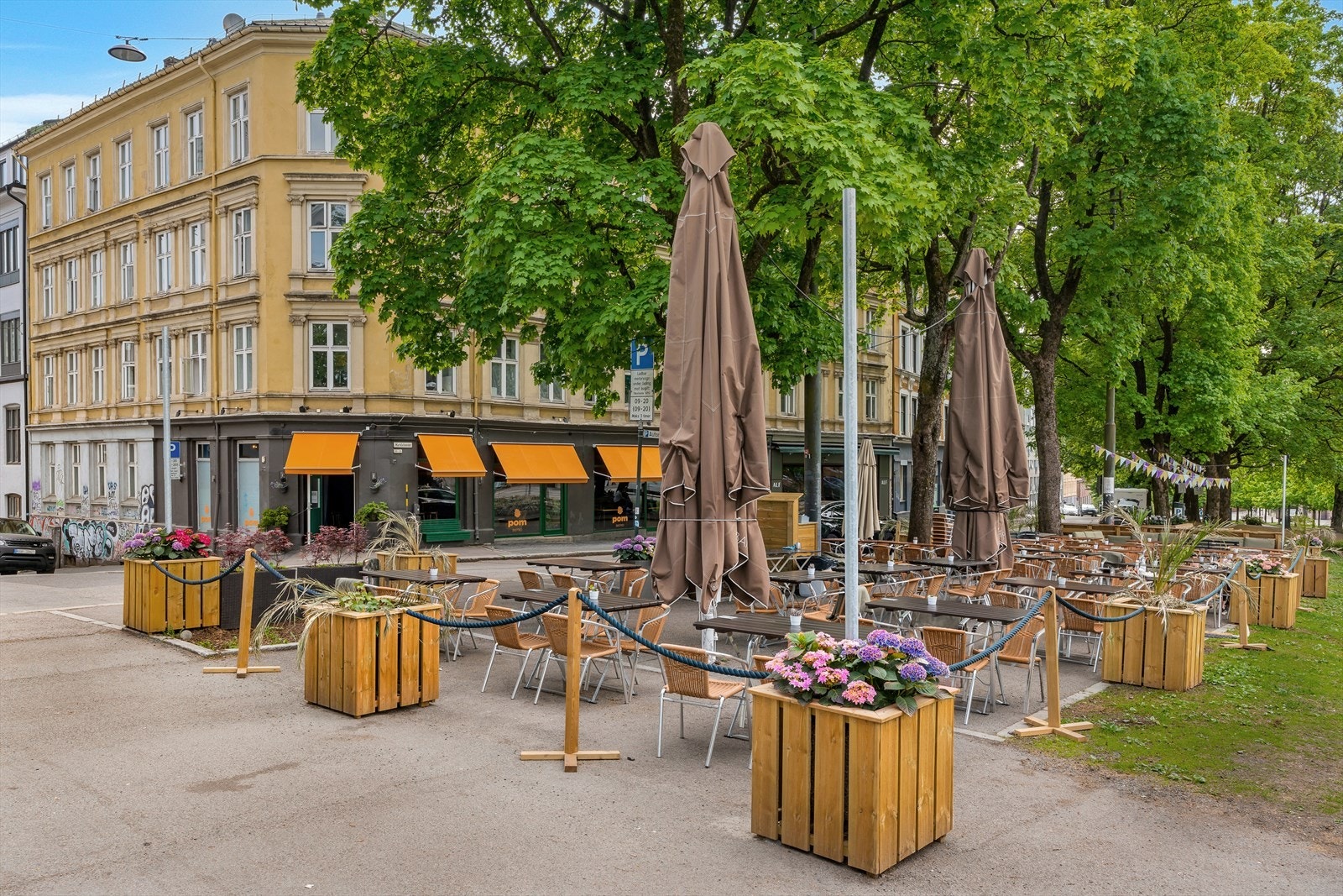 Her er det også uteservering med gode solforhold som er svært populært. Galleribilde