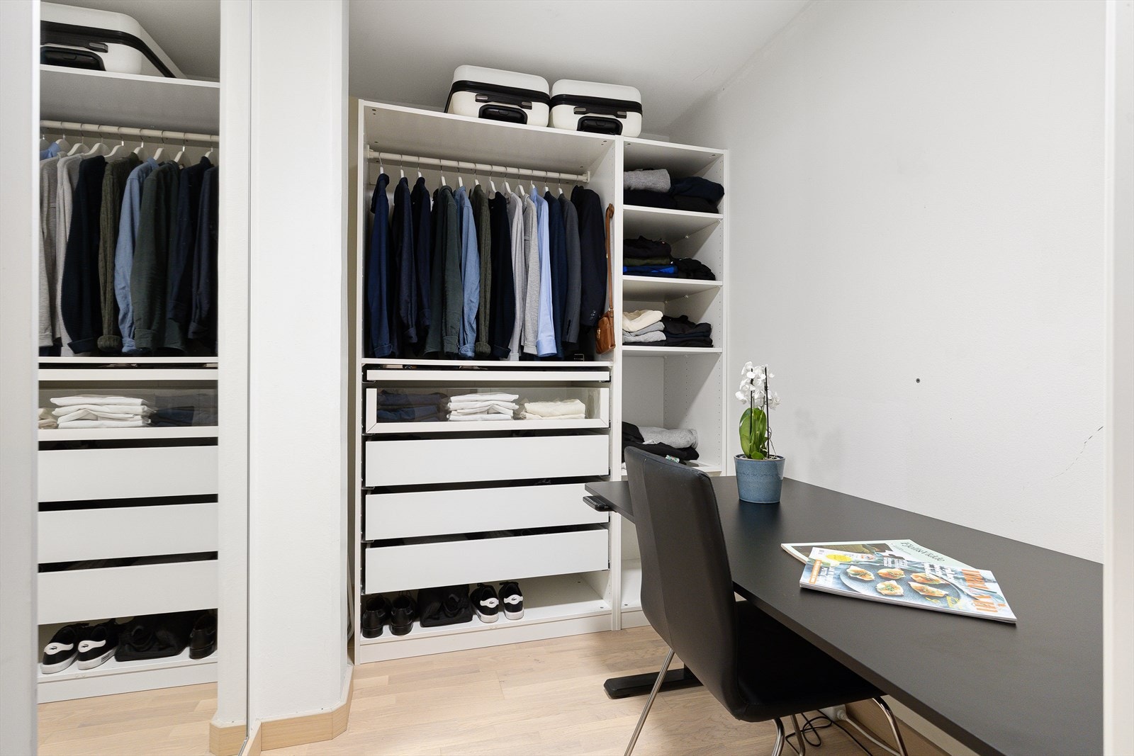 Rommet kan fungere som et omkledningsrom med plass til garderobeløsning, et hjemmekontor for den som trenger en rolig arbeidsplass, eller ganske enkelt som en innvendig bod med god lagringsplass. Galleribilde