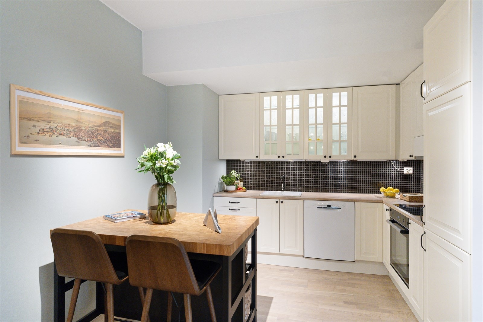 Innredningen er fra 2014, og benkeplaten i heltre gir et varmt og naturlig uttrykk. Galleribilde