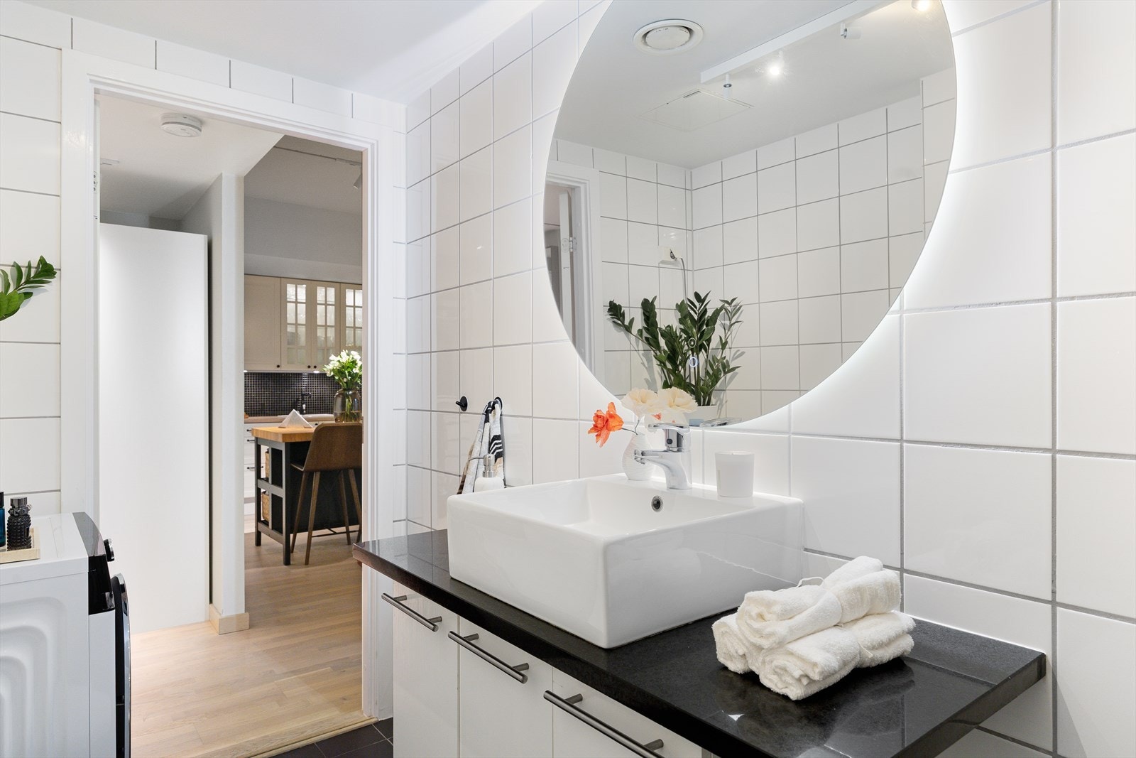 Det er naturlig avtrekksventilasjon, og opplegg for vaskemaskin. Galleribilde