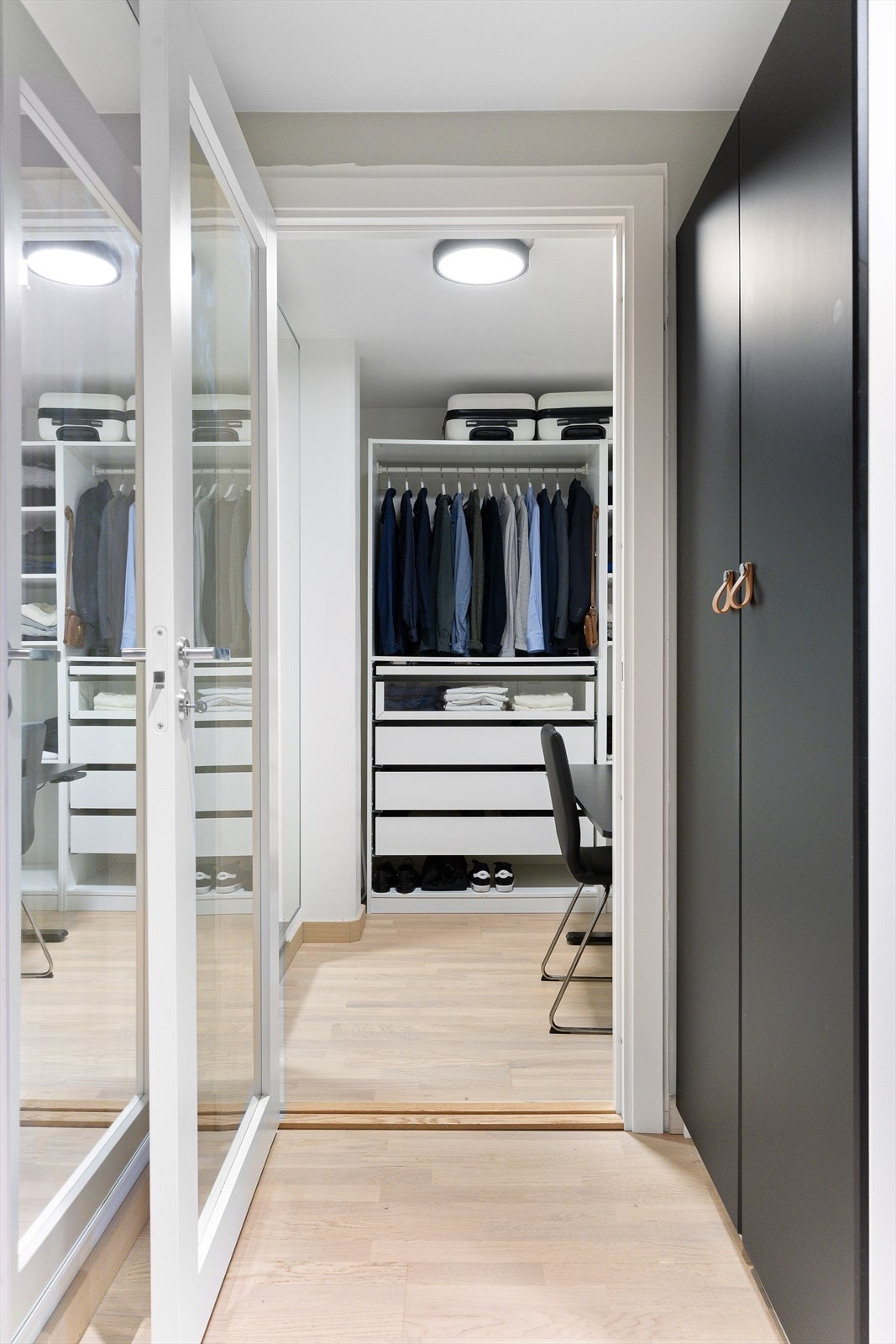 I tilknytning til entréen ligger et praktisk rom som gir fleksible bruksmuligheter. Galleribilde