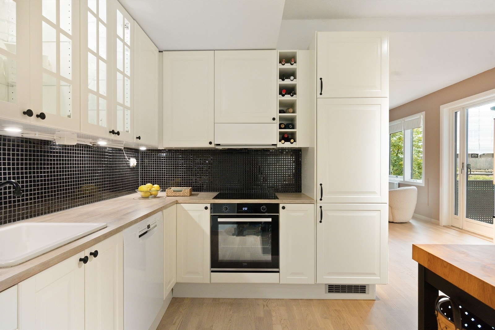 Det er nedfelt vaskekum, belysning over benken og integrerte hvitevarer som platetopp og stekeovn (2025). Oppvaskmaskin er plassert i egen nisje. Galleribilde