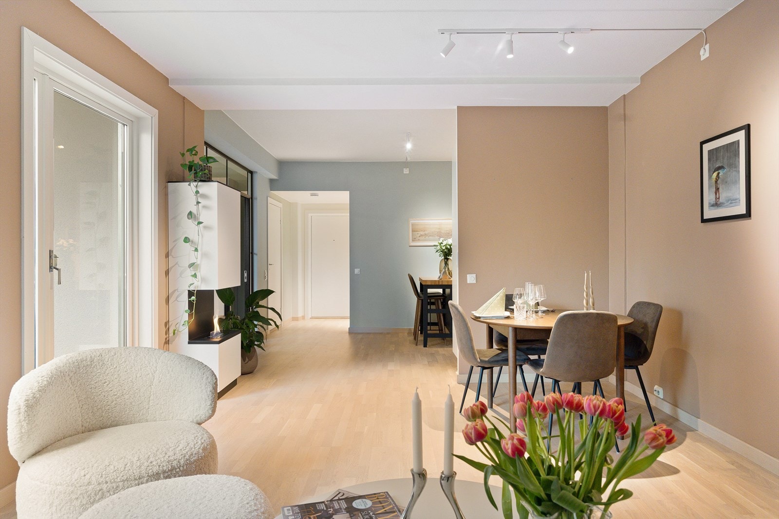 Det er også mulighet for å etablere et soverom til i stuen. Gulvet er belagt med parkett, og overflatene er malt i delikate og moderne fargetoner. Galleribilde