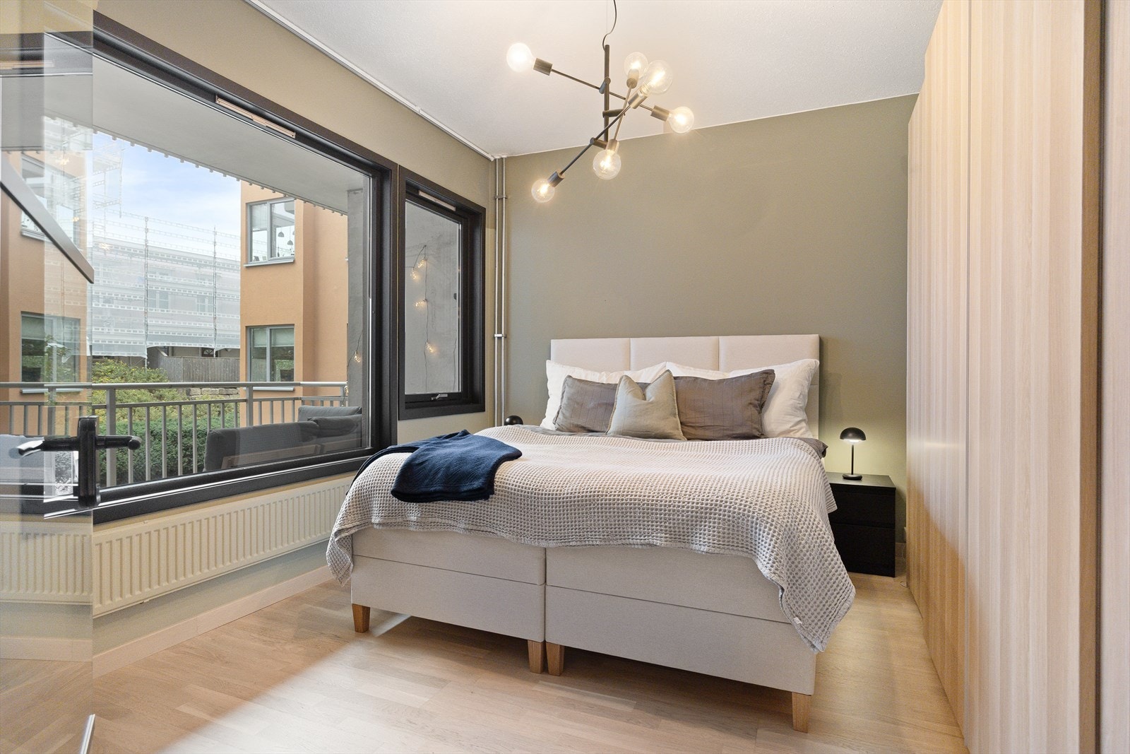 Soverommet er av god størrelse med plass til dobbeltseng, nattbord og tilhørende møbler. Galleribilde