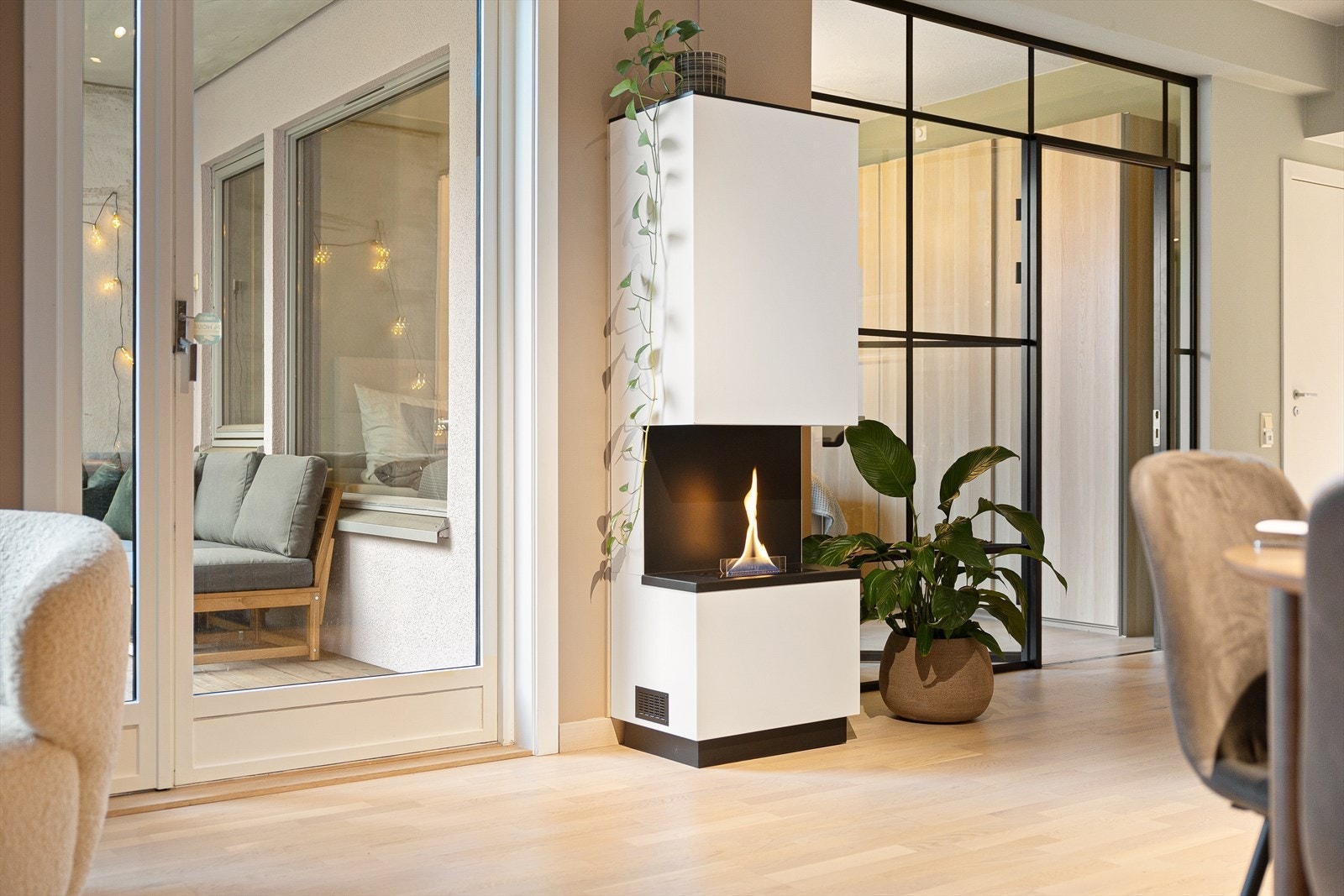 I stuen er det plassert en TenderFlame peis som både skaper en lun stemning samtidig som den gir fra seg en behagelig varme. Galleribilde