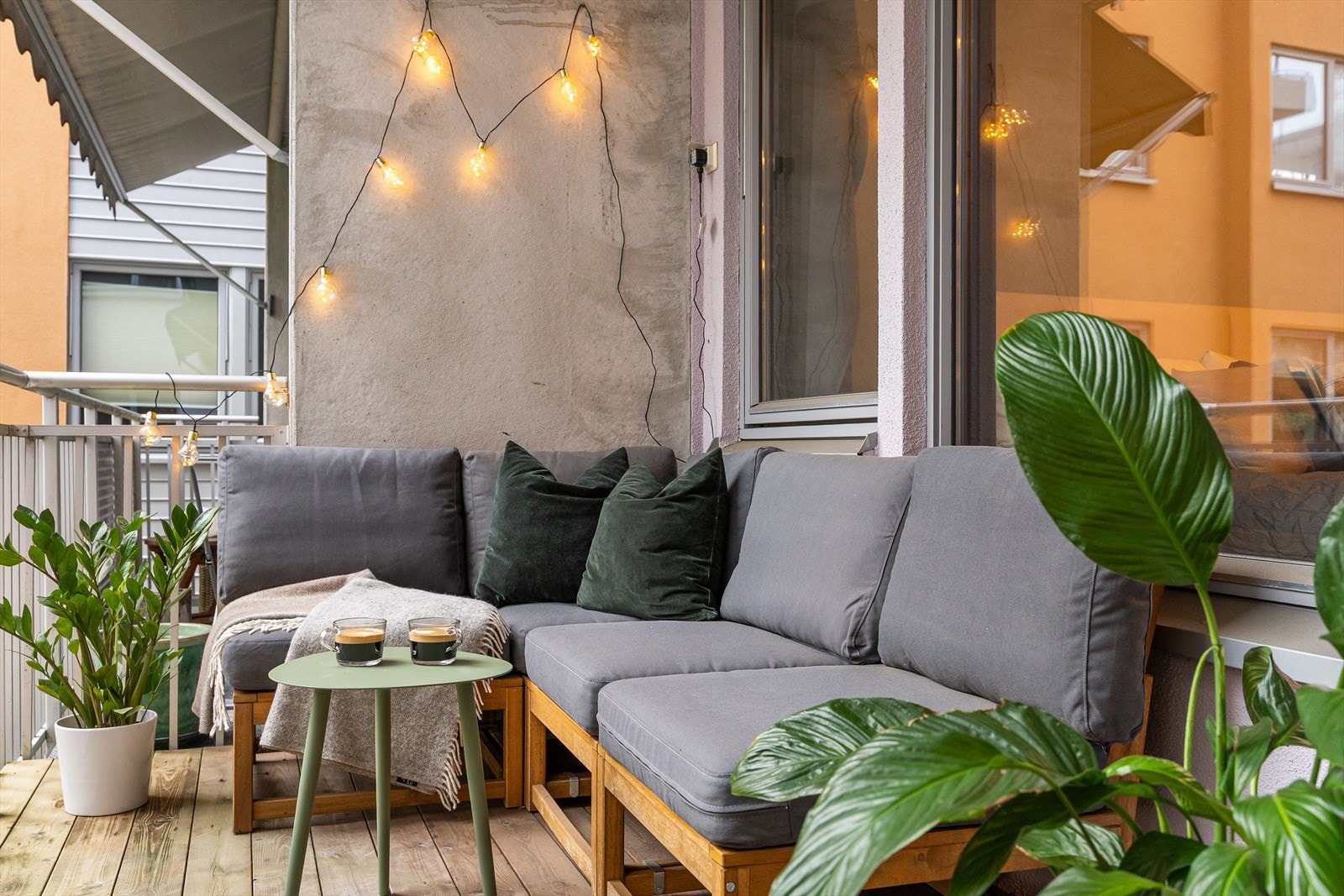 Flott østvendt balkong på ca. 8 m². Her kan man åpne balkongdøren og få en forlengelse av stuen som innbyr til samvær og fine stunder med familie og venner! Galleribilde