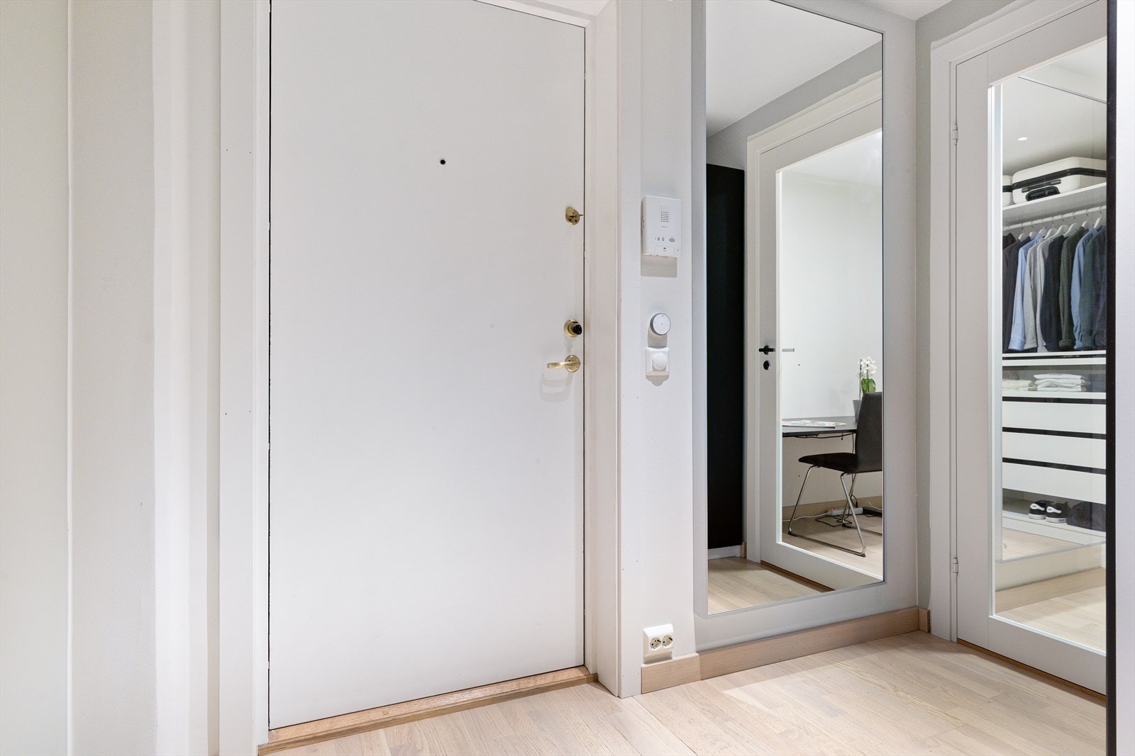 Velkommen inn! Leiligheten har en innbydende entré som skaper et umiddelbart godt førsteinntrykk. Her kan du enkelt henge fra deg yttertøy og sko i garderobeskap. Galleribilde