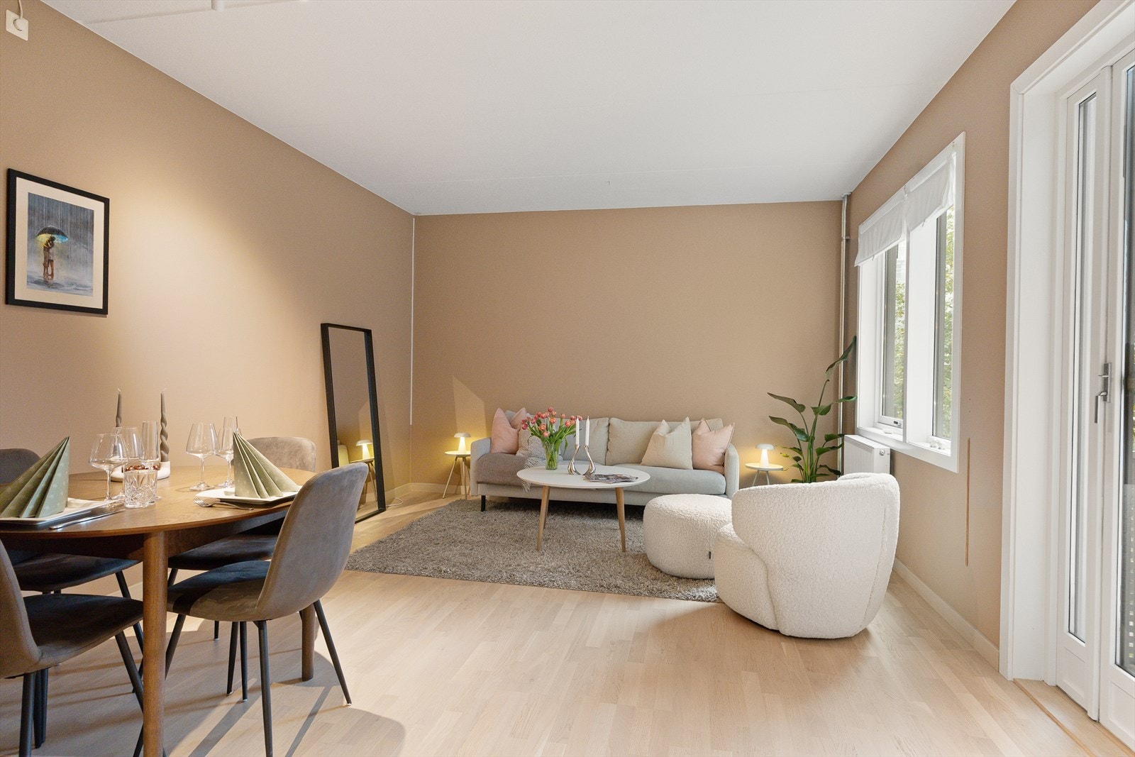 Leiligheten ligger sentralt til med en tilbaketrukken beliggenhet midt på Alexander Kiellands plass med enkel adkomst til det meste av bymessige fasiliteter. Galleribilde