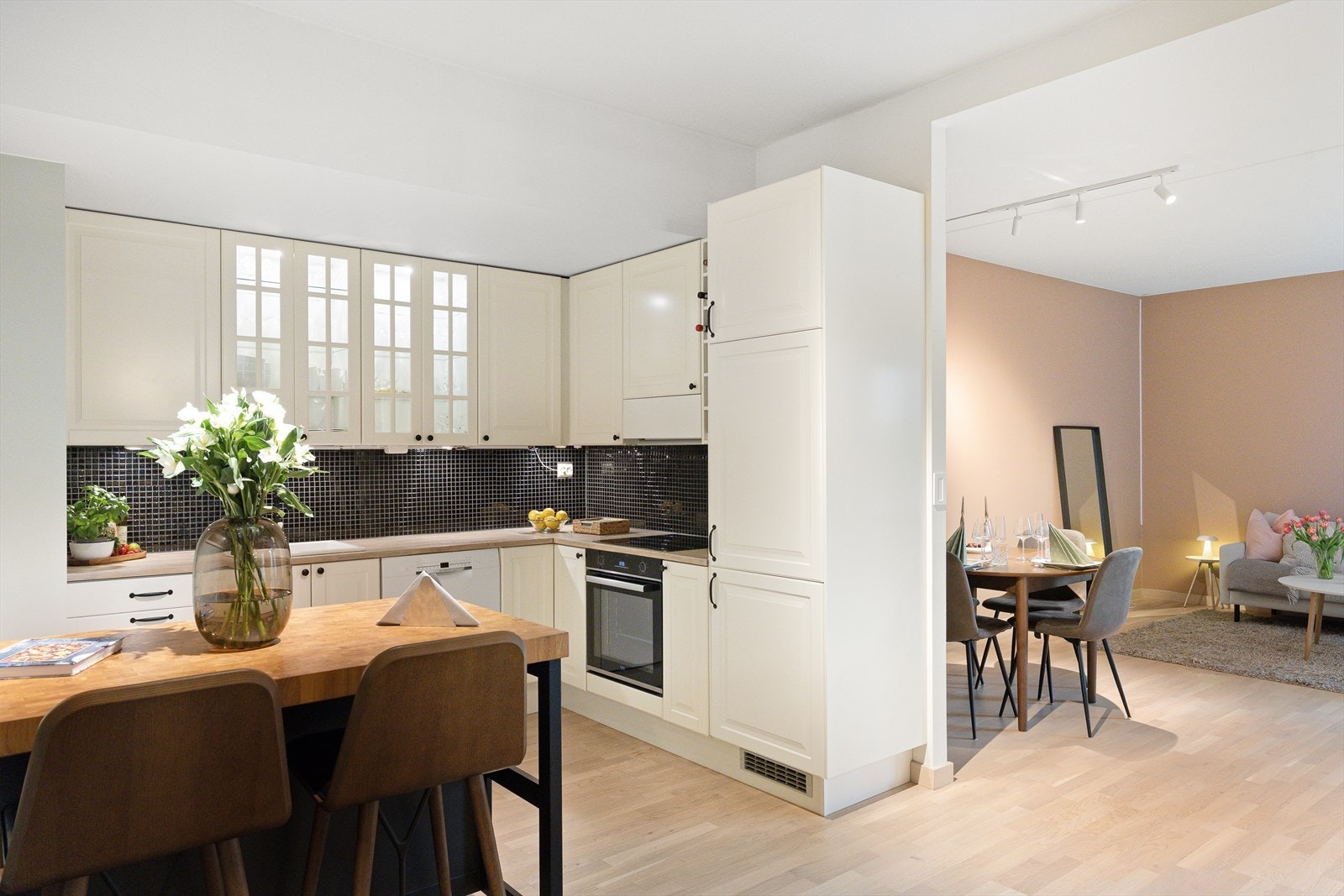 Sosial og funksjonell kjøkkeninnredning med glatte fronter og rikelig med skap- og benkeplass. Galleribilde