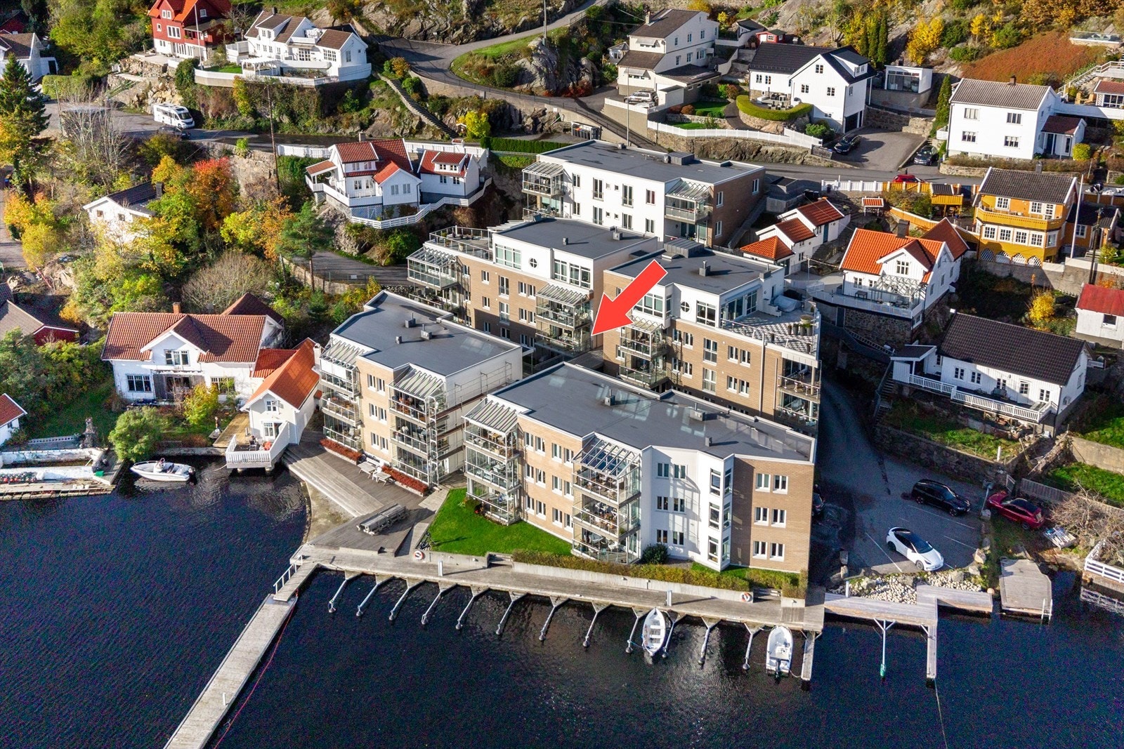 Sentrumsnær beliggenhet i vannkanten i rolige omgivelser uten biltrafikk og støy Galleribilde