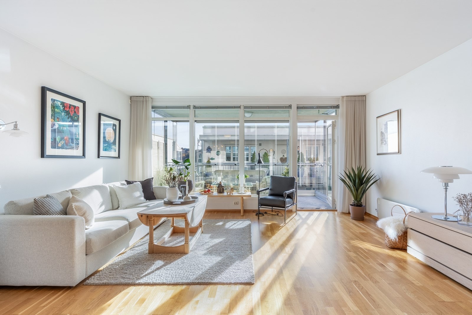 Lyst og trivelig med store vindusflater Galleribilde