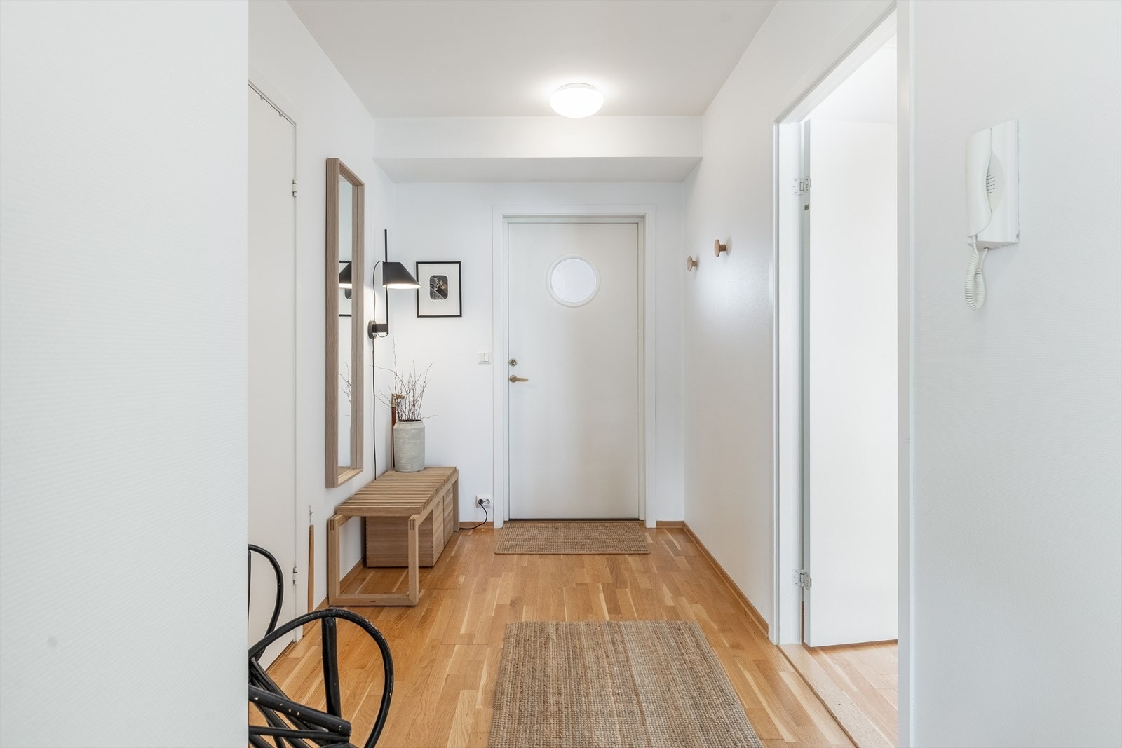 Romslig entre med god plass til å henge fra seg Galleribilde