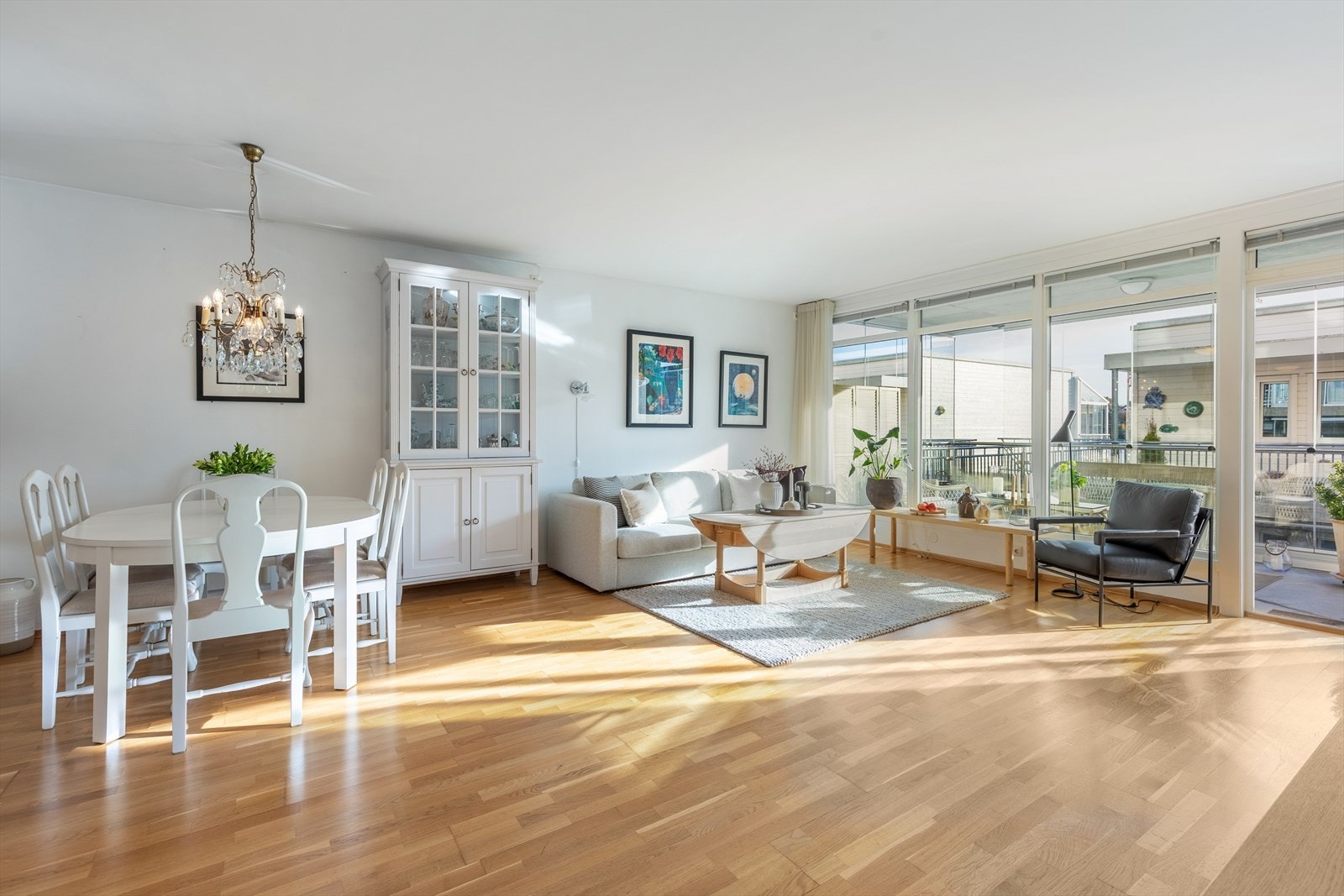 Romslig stue med god plass til sofa- og spisegruppe Galleribilde