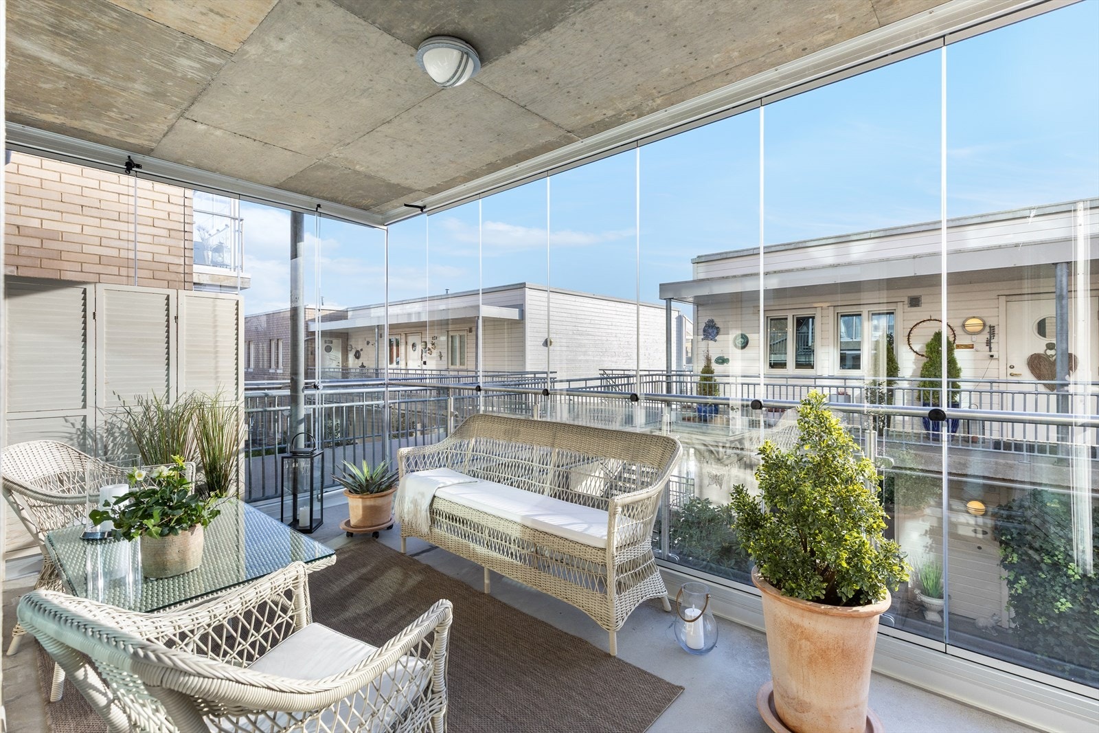 Hyggelig inneglasset balkong med god plass til møblement Galleribilde