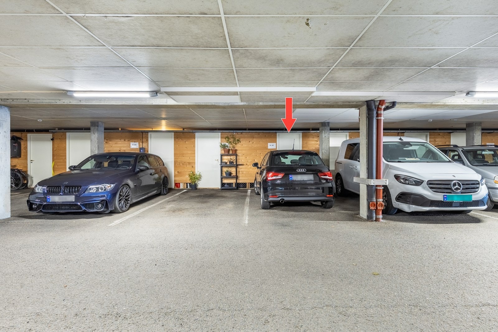 Garasjeplass med sportsbod, heisadkomst Galleribilde