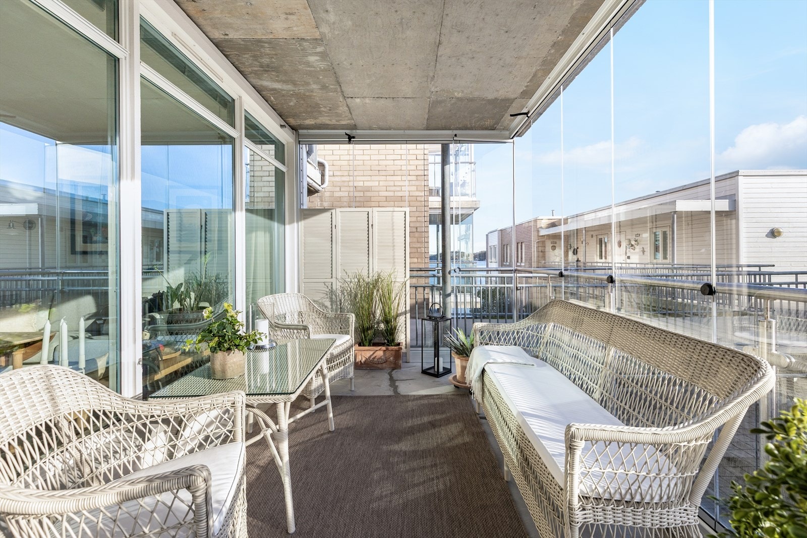 Hyggelig inneglasset balkong med utsikt til Tromøysund Galleribilde