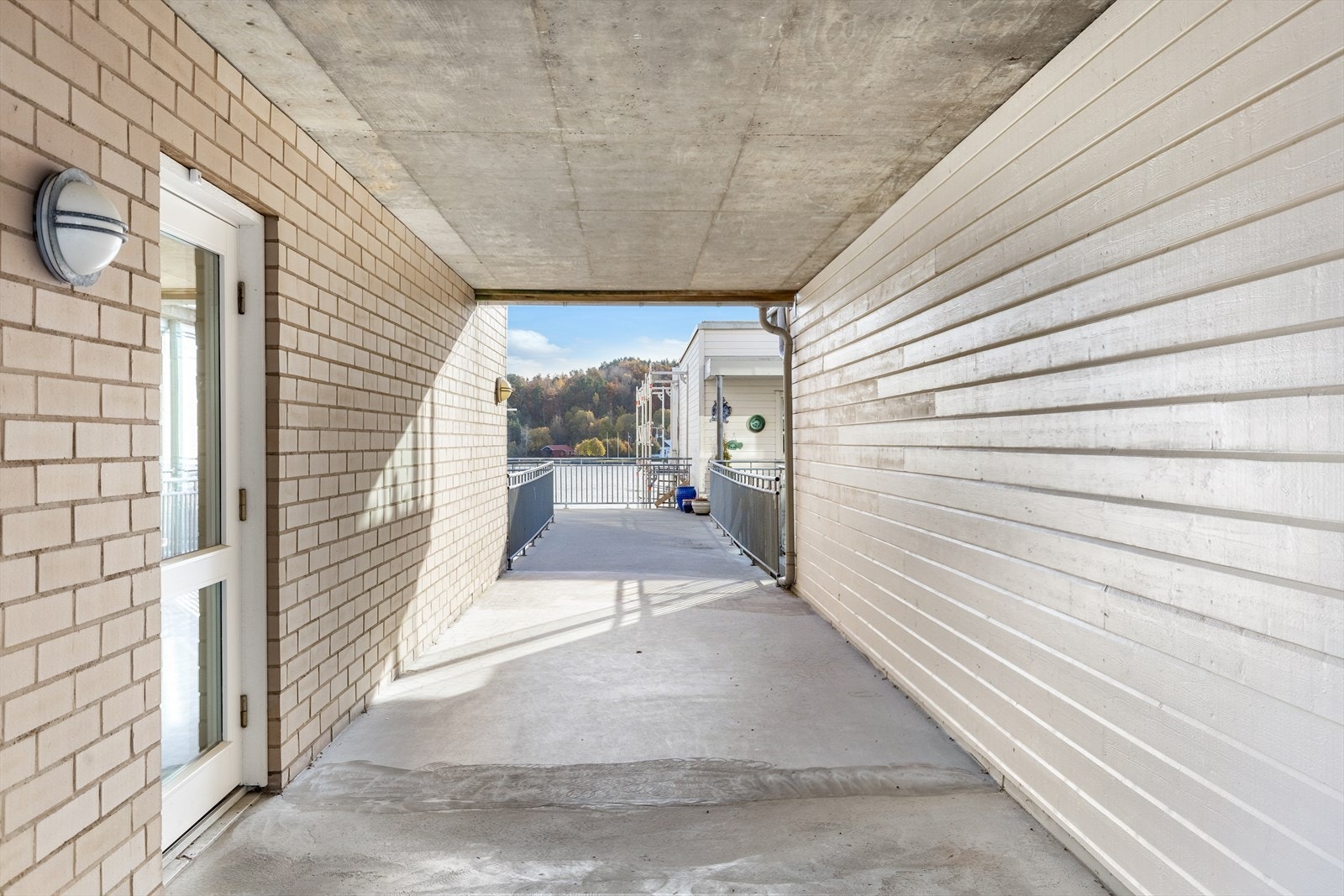 Overbygget svalgang fra inngangsparti til heis Galleribilde