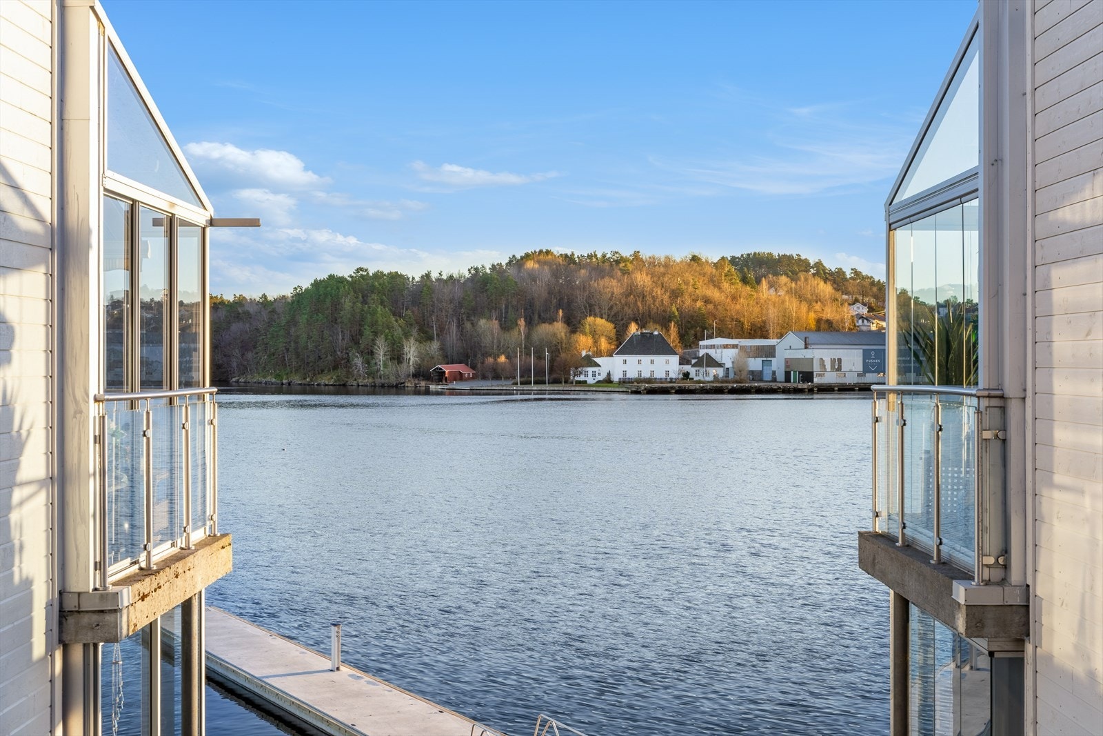 Sjønært med hyggelig utsyn Galleribilde