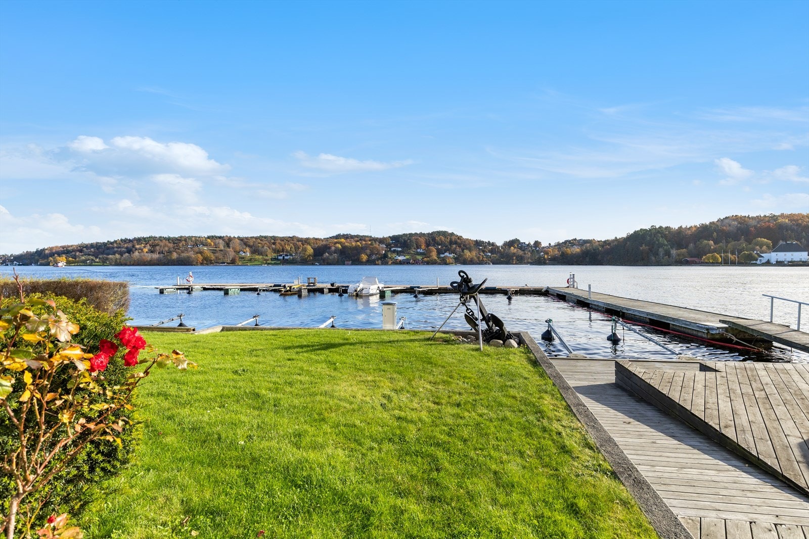 Beliggenheten er noe helt for seg selv - praktfullt plassert helt i vannkanten, kun få minutter øst for Arendal sentrum Galleribilde