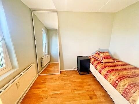 Soverom 2, møblert med enkelt seng med nattbord . Også plass til dobbelt seng. Galleribilde