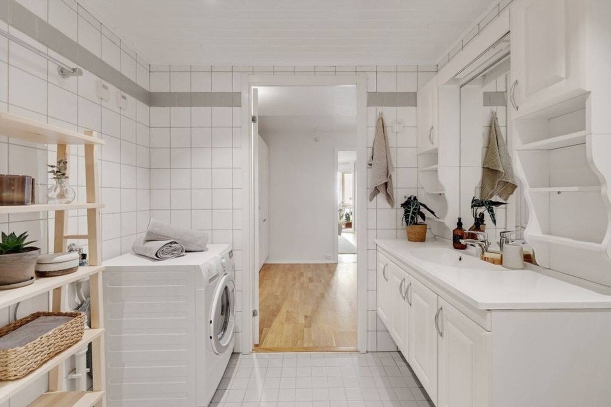 Bad med vaskemaskin som følger Galleribilde