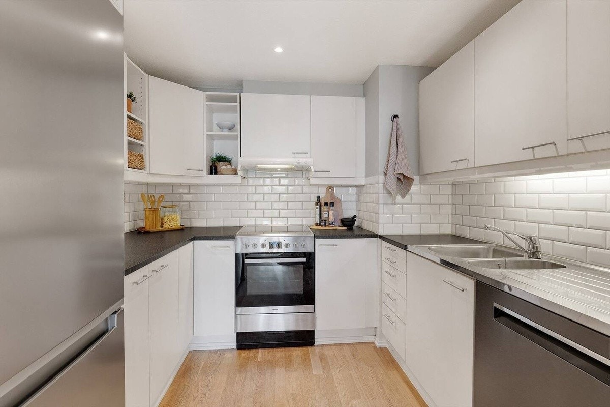 Kjøkken med kjøleskap/fryser, komfyr og vaskemaskin. Mikrobølgeovn vil bli plassert benkplate. Galleribilde