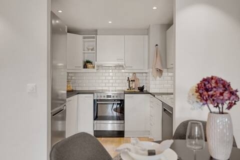 Åpen stue-kjøkken løsning. Kjøkken med kjøleskap/fryser, komfyr og vaskemaskin. Mikrobølgeovn vil bli plassert benkplate. Galleribilde