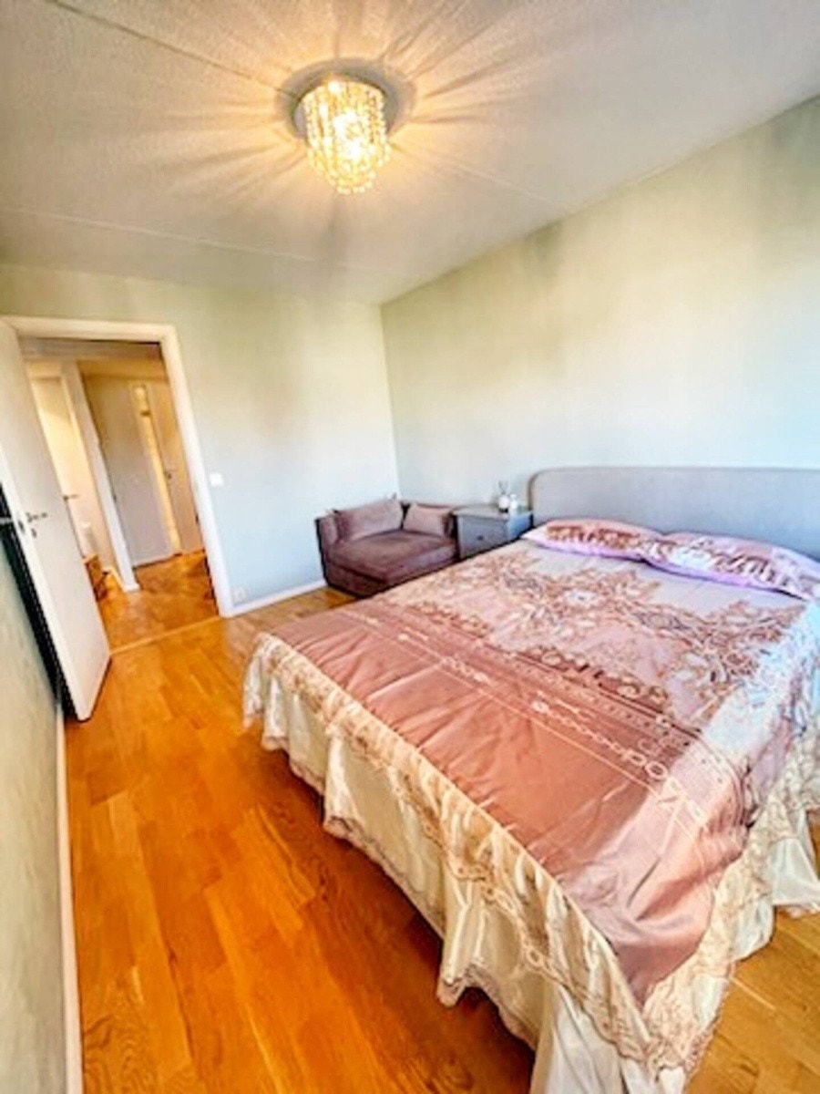 Romslig hovedsoverom med god plass til stor dobbeltseng, skrivebord og møblement. Stort speil, fine nattbord og dobbeltseng. Galleribilde