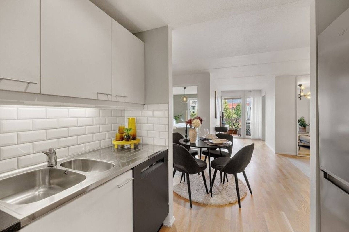 Åpen stue-kjøkken løsning. Kjøkken med kjøleskap/fryser, komfyr og vaskemaskin. Mikrobølgeovn vil bli plassert benkplate. Galleribilde