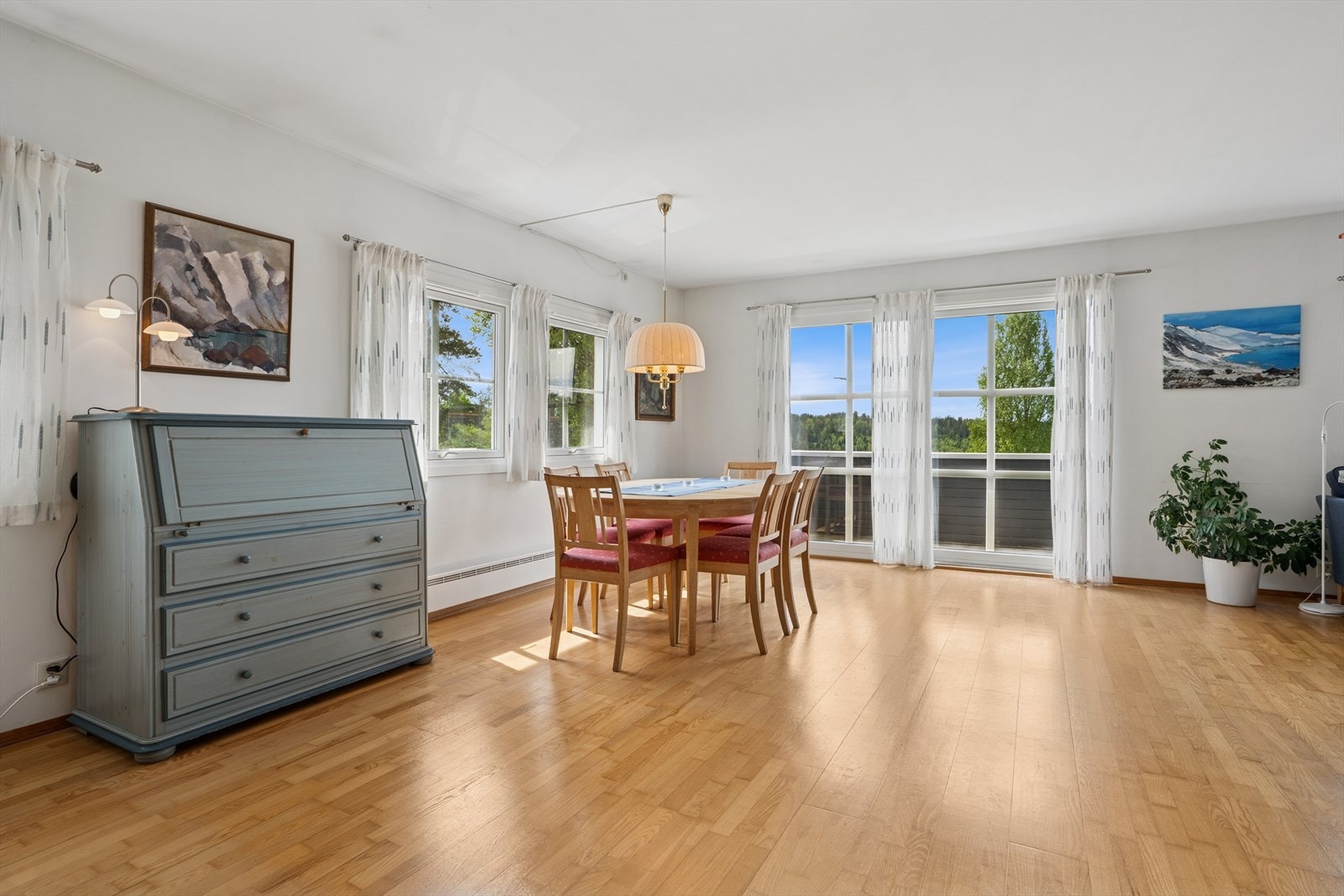 Videre har rommet lunt parkettgulv som gir en hyggelig atmosfære. Galleribilde