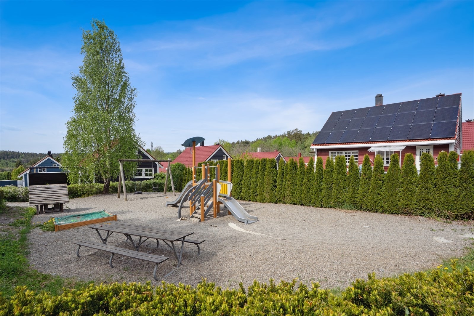 Lekeplass rett utfor boligen. Galleribilde