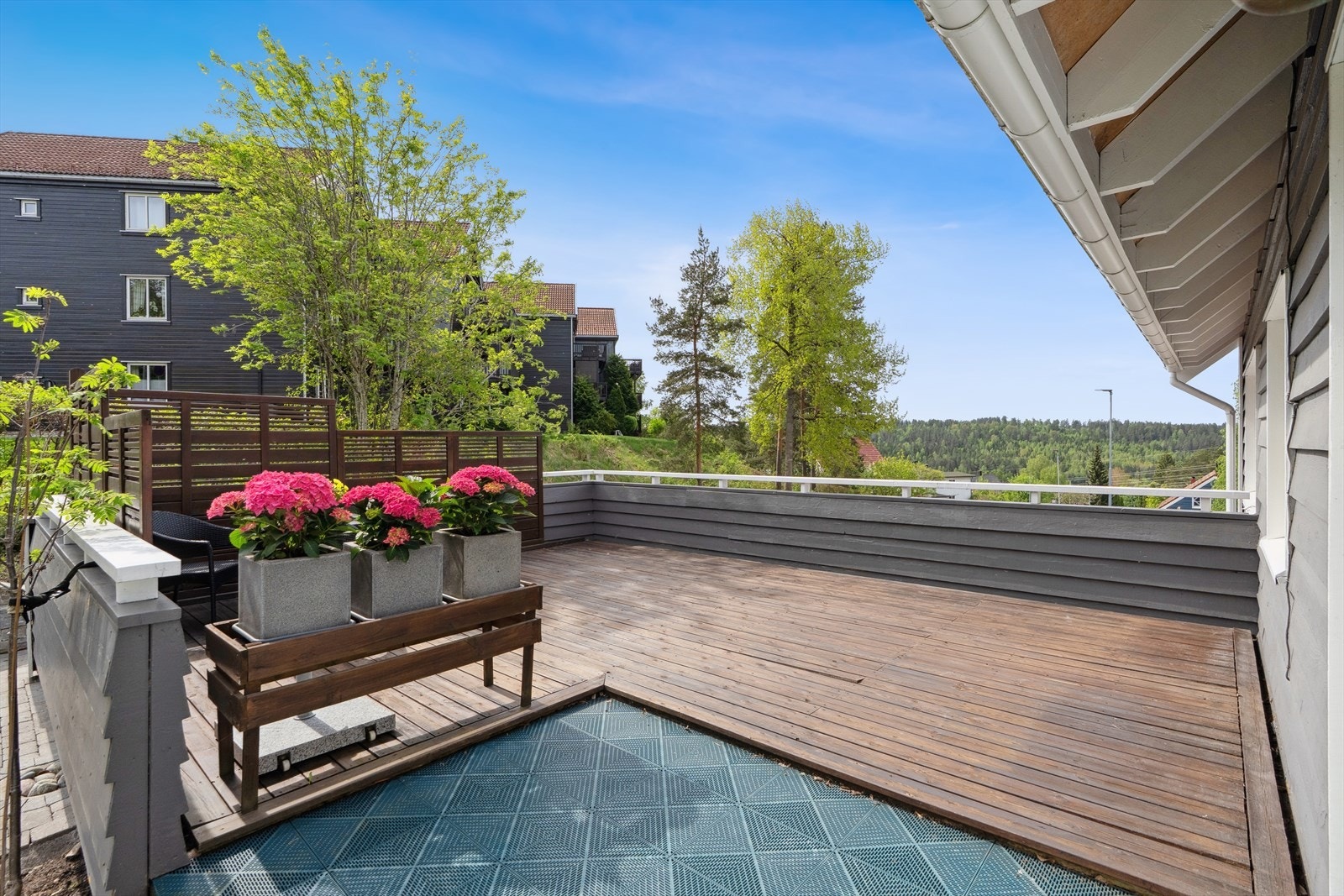 Boligen har flotte uteområder. Bl.a. sørvestvendt balkong på ca. 5 kvm. samt terrasse på ca. 33kvm. Galleribilde