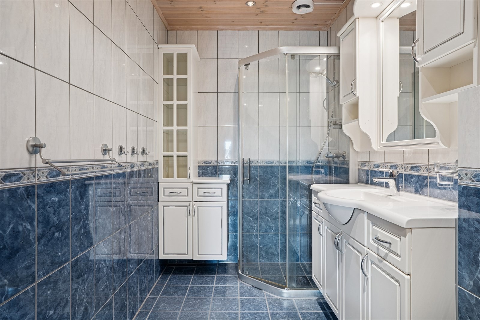 Her er det også opplegg for vaskemaskin. Ellers finnes det eget vaskerom med skap med skyllekar. Galleribilde