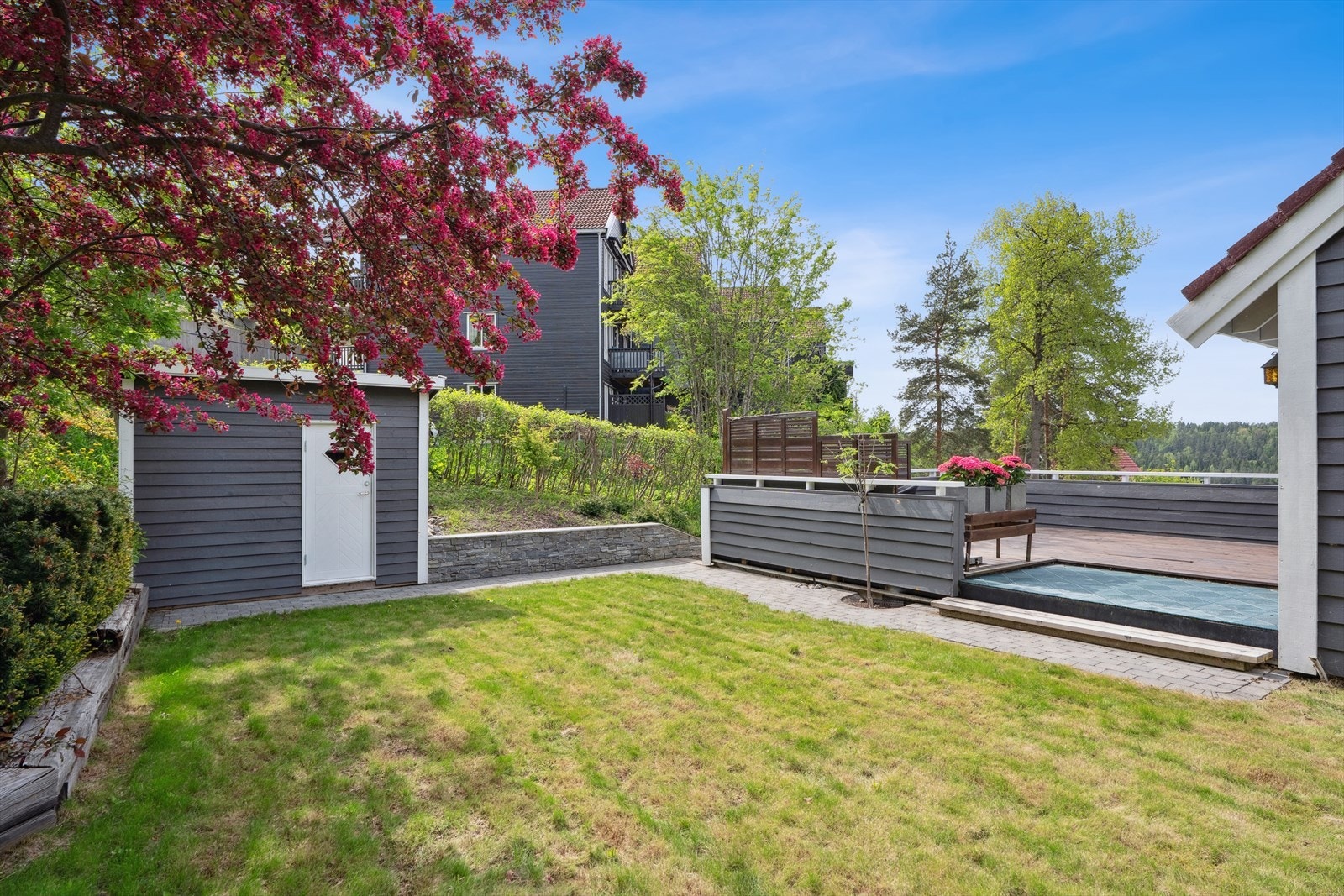 Videre er det en flott hage med utebod som ble bygget i 2021. Galleribilde