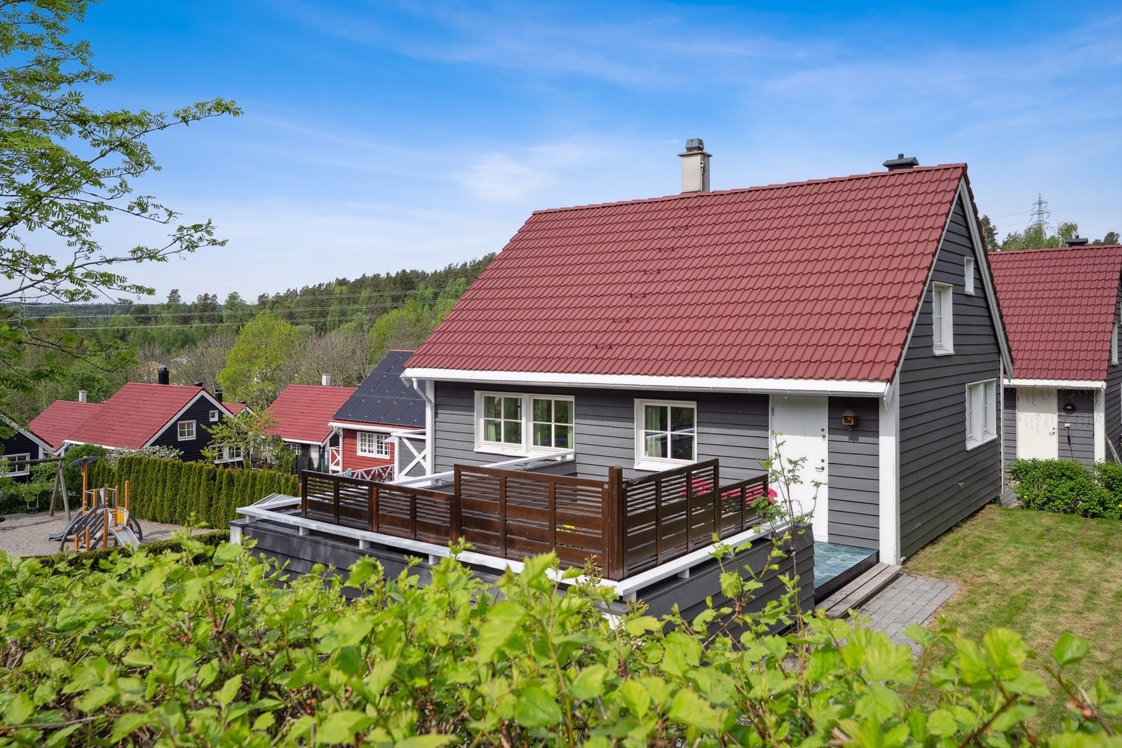 Eiendommen ligger meget fint til i et populært og barnevennlig område uten gjennomgangstrafikk. Galleribilde