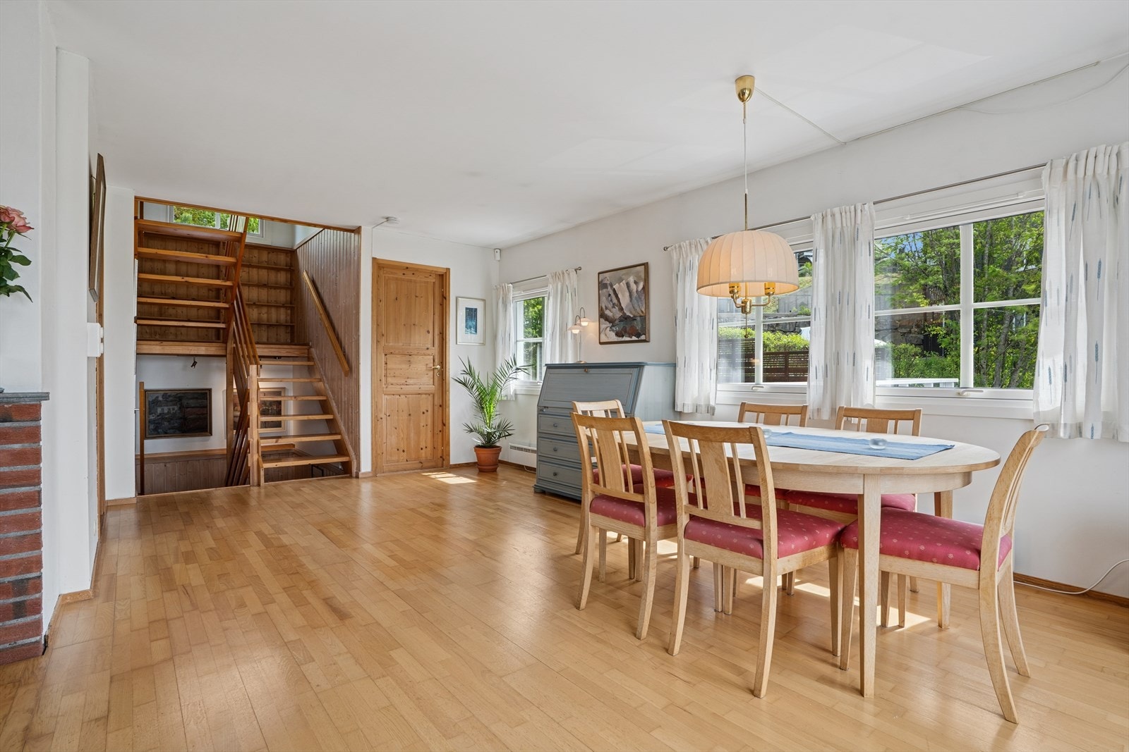 Lys og luftig stue med god plass til sofagruppe og spiseplass. Det er store vinduer som slipper rikelig med naturlig lys inn i rommet. Galleribilde