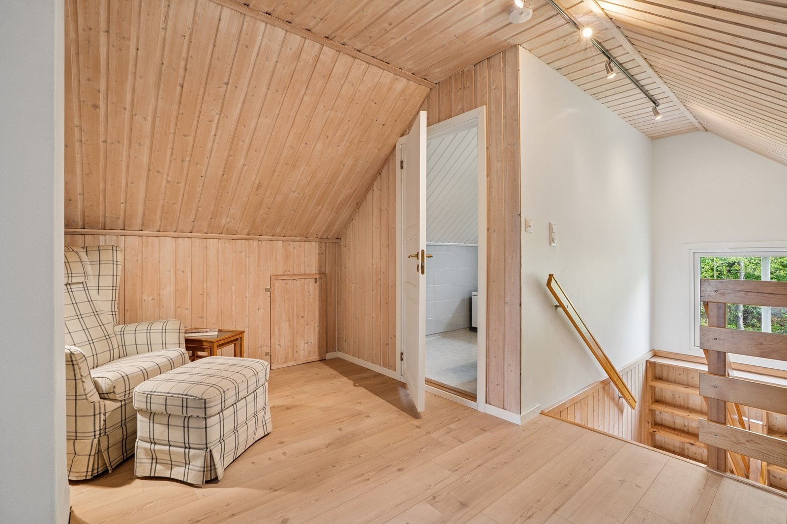 På loftet er det et koselig hjørne for avslapning. Galleribilde