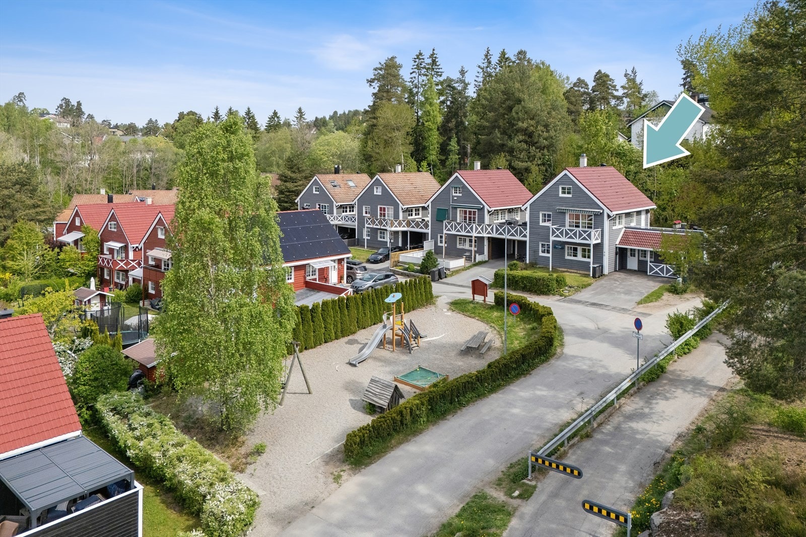 Nærhet til barnehager, skoler, idrettshaller, dagligvarebutikker og off. kommunikasjon som tog og buss. Galleribilde