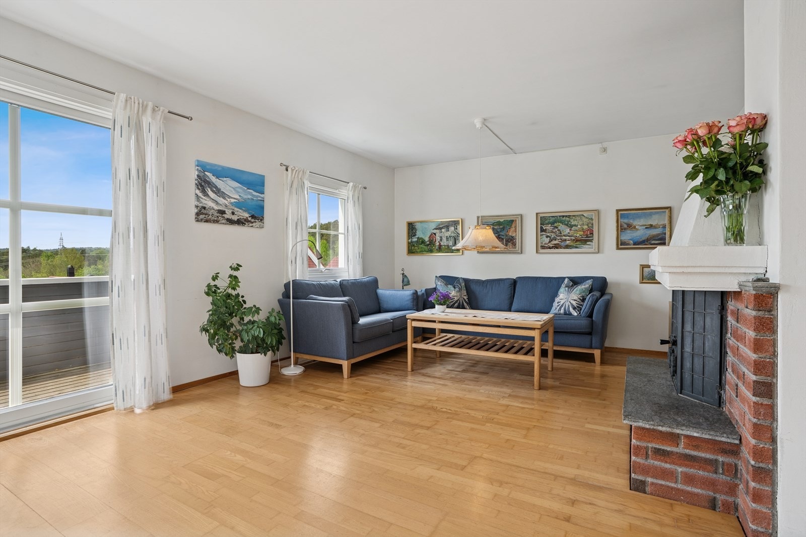 Stuen i 1. etg. har en fin løsning som gjør det enkelt å møblere. Galleribilde