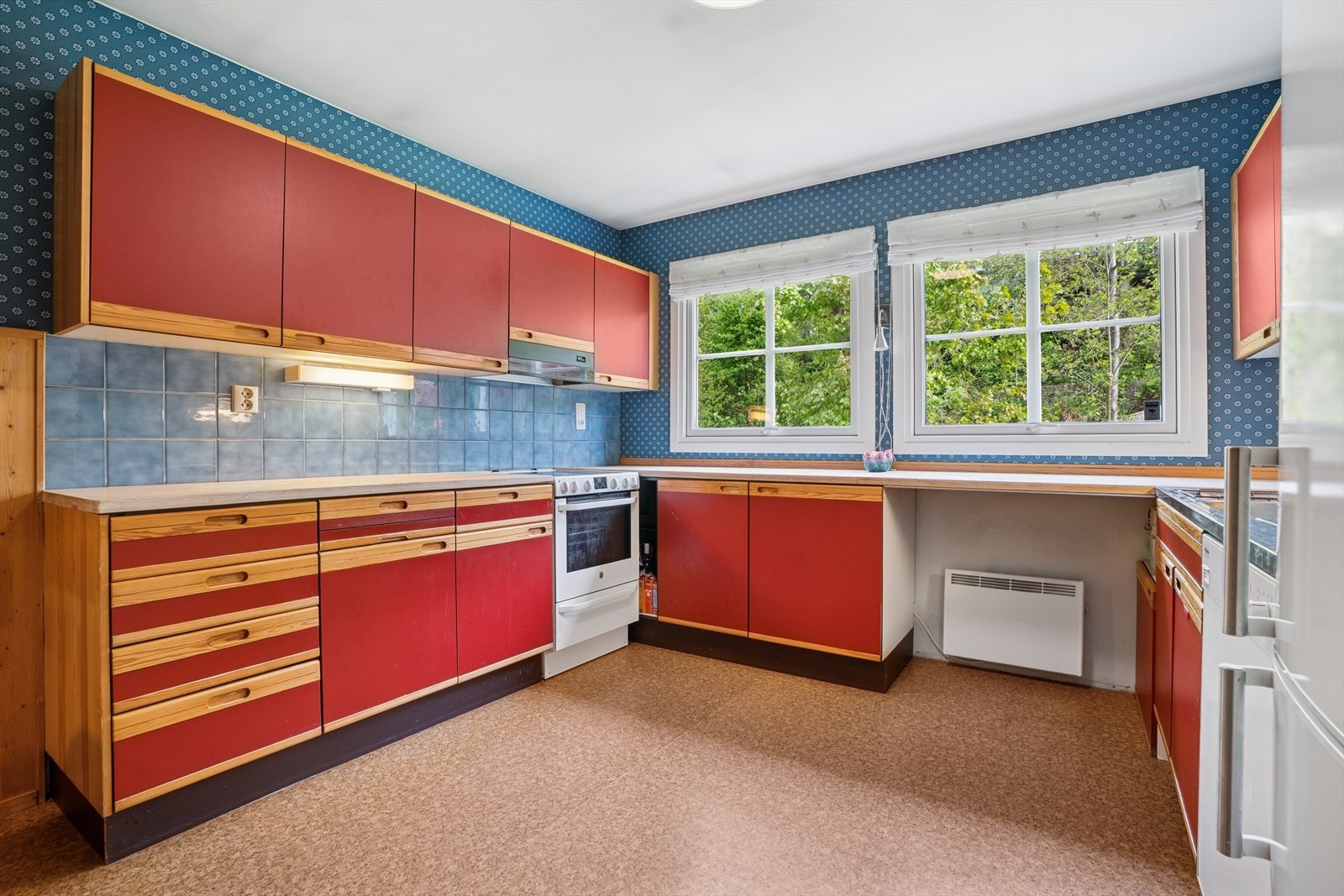 Kjøkkeninnredning med malte fronter med detaljer i tre. Heltre benkeplater. Galleribilde