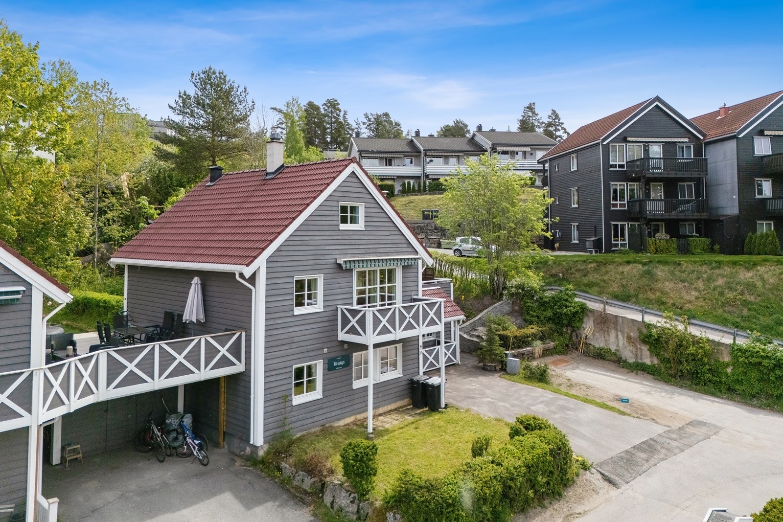 Enebolig i kjede med fin beliggenhet i et attraktivt og barnevennlig boligområde i Oppegård Syd. Galleribilde