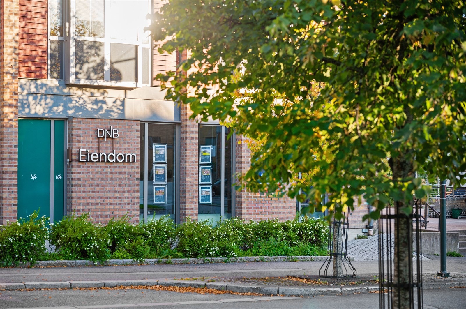 Sentralt på Kolbotn Torg, ligger DNB Eiendom sitt kontor. Galleribilde