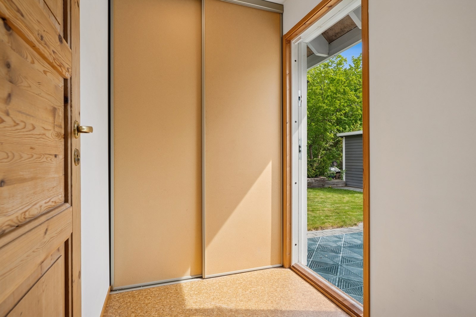 Fra gangen/boden i 1. etg. er det utgang til boligens terrasse med utsikt over naturskjønne områder/nabolaget. Galleribilde